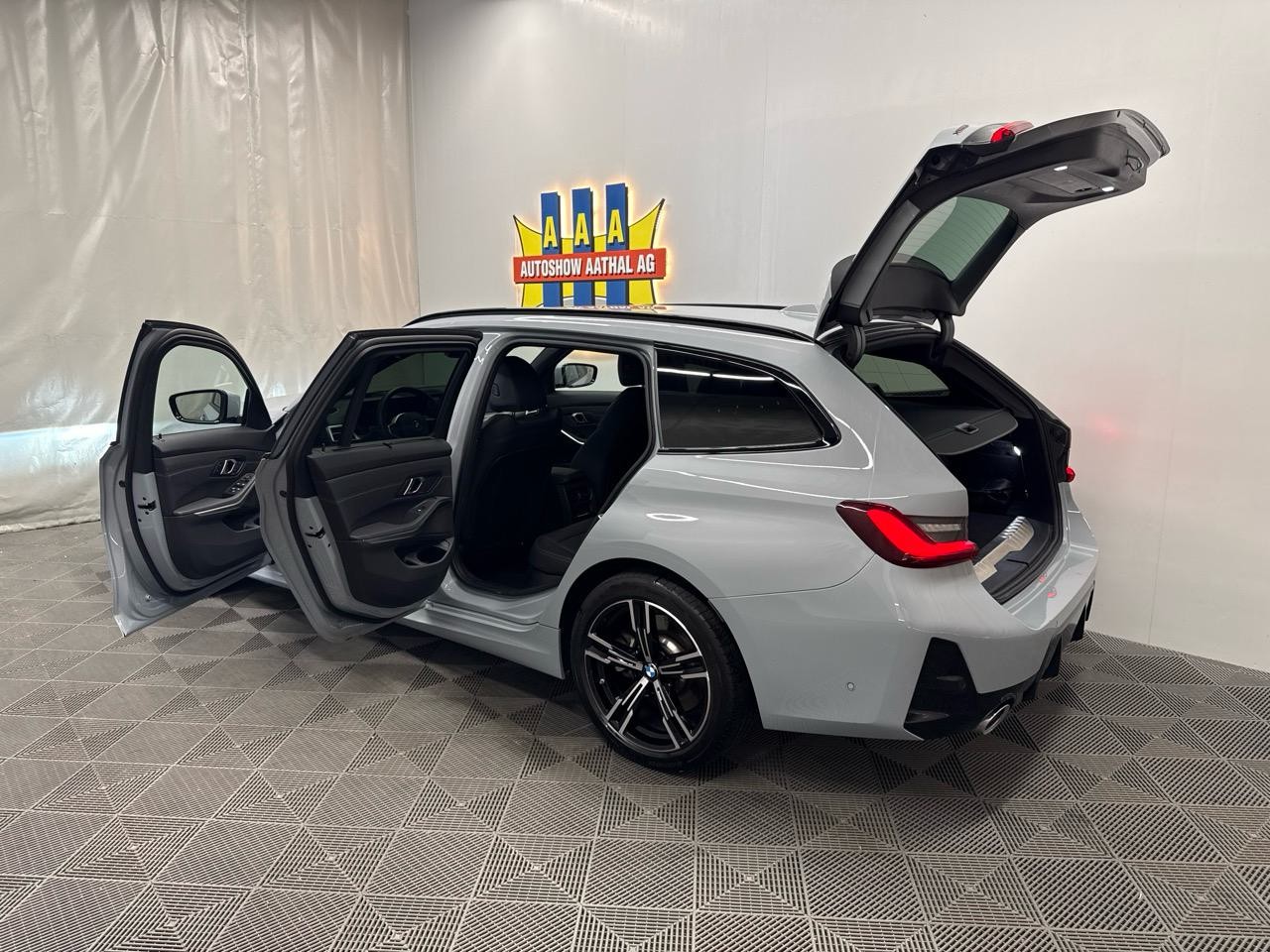 BMW 330e x DriveTouring Steptronic M Sport-image-13