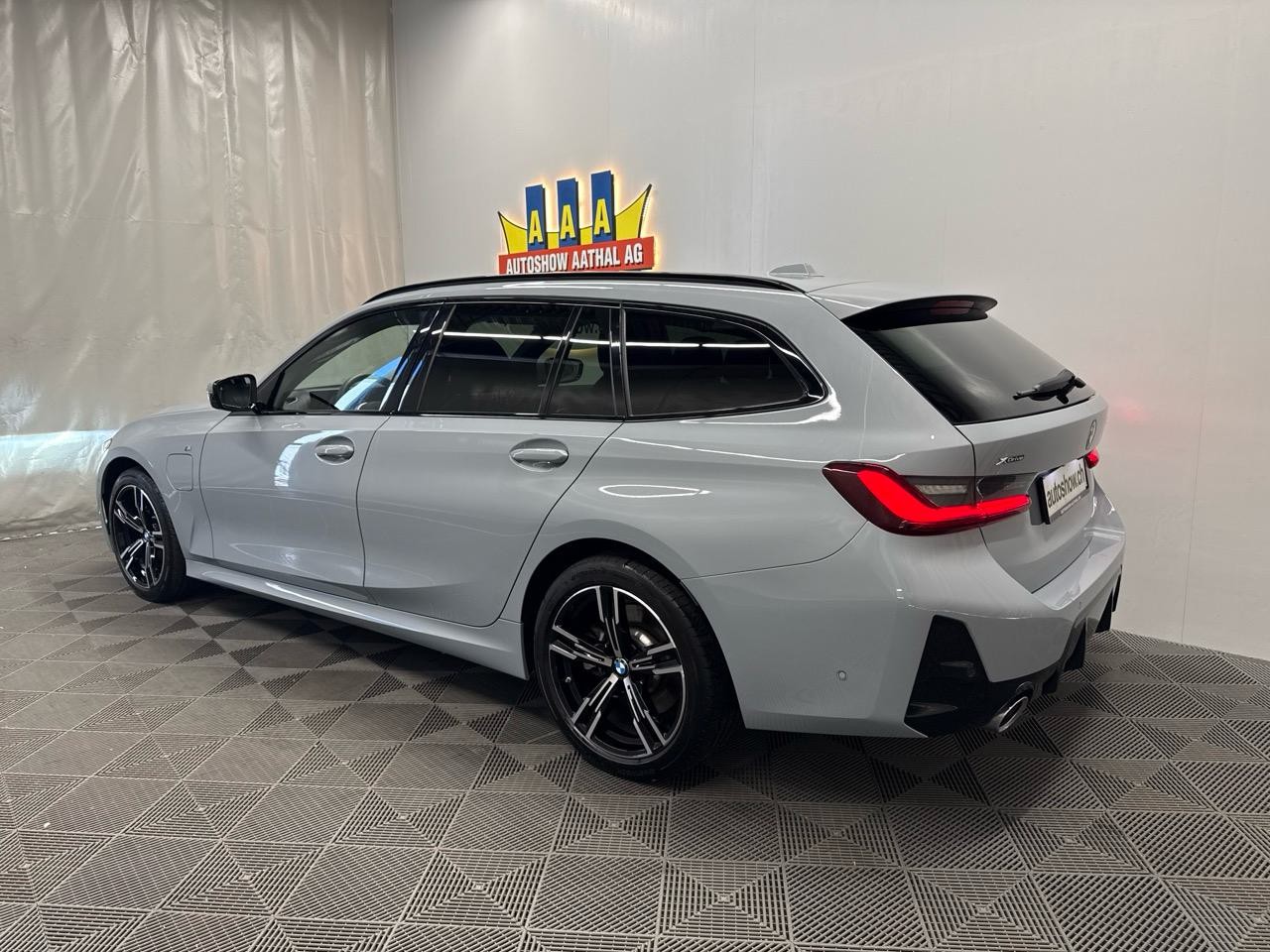 BMW 330e x DriveTouring Steptronic M Sport-image-1