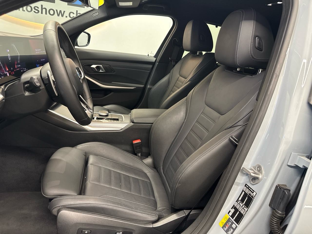 BMW 330e x DriveTouring Steptronic M Sport-image-3