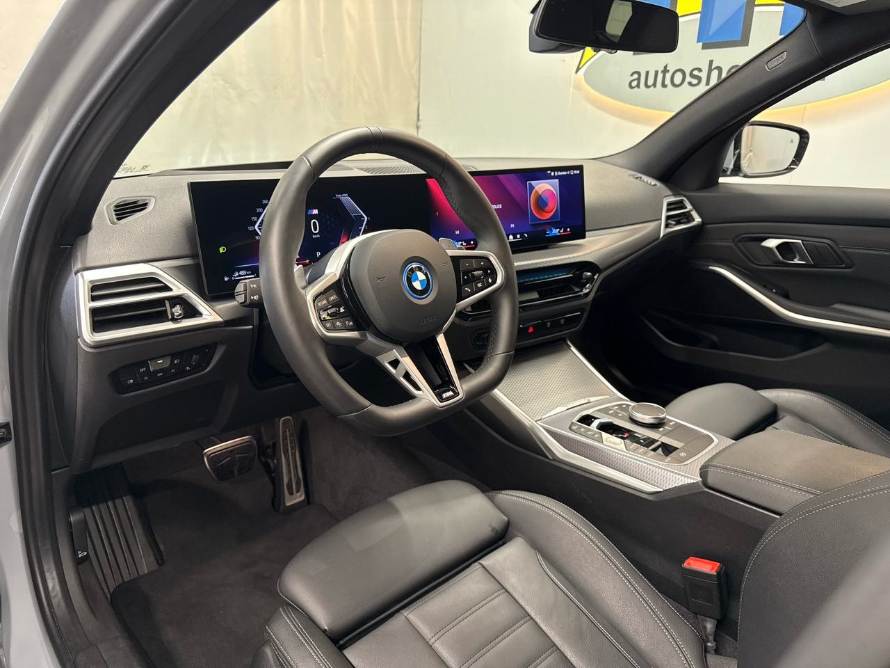 BMW 330e x DriveTouring Steptronic M Sport-image-2