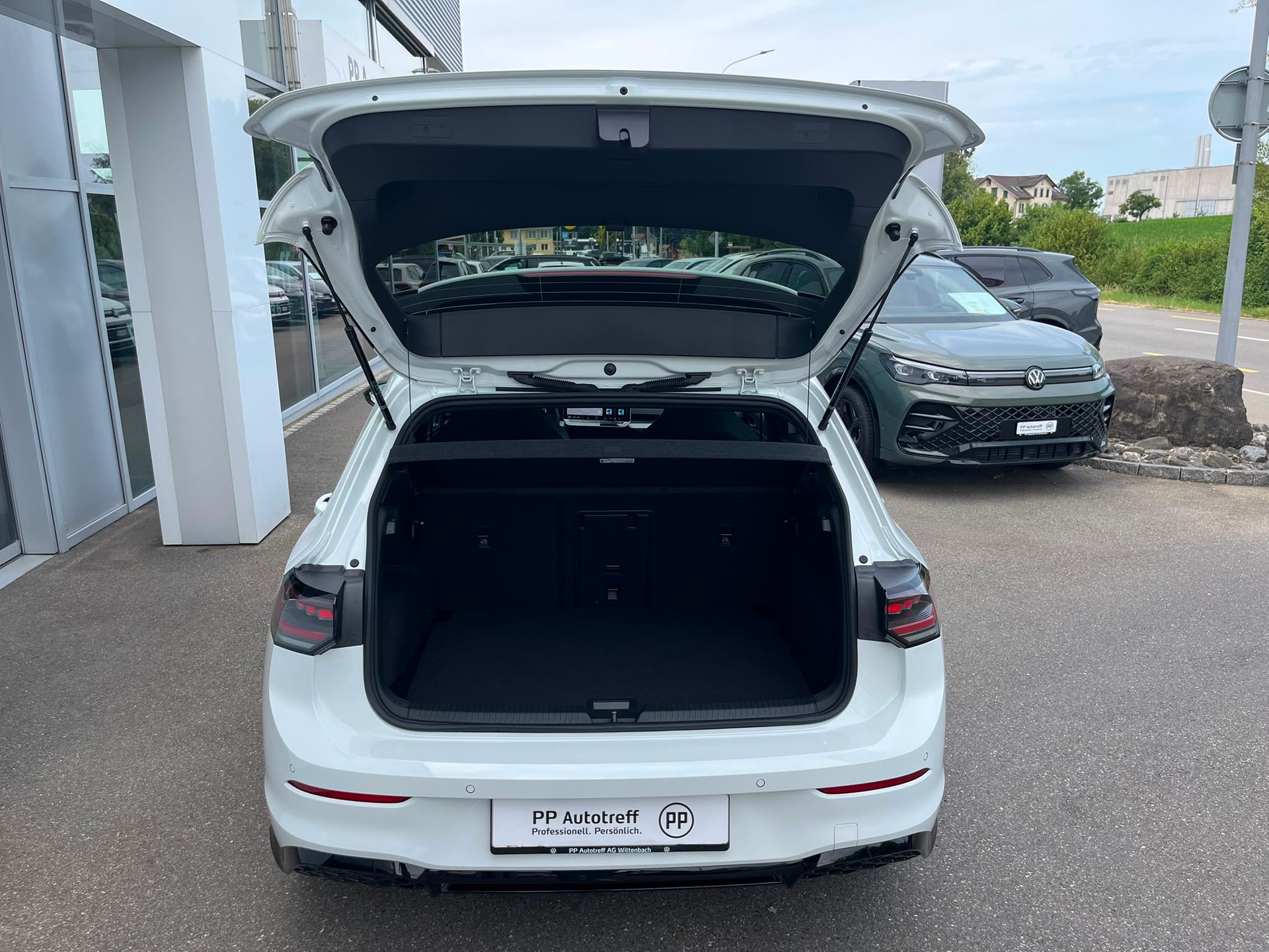VW Golf 2.0 TSI R-Line DSG 4 Motion-image-4