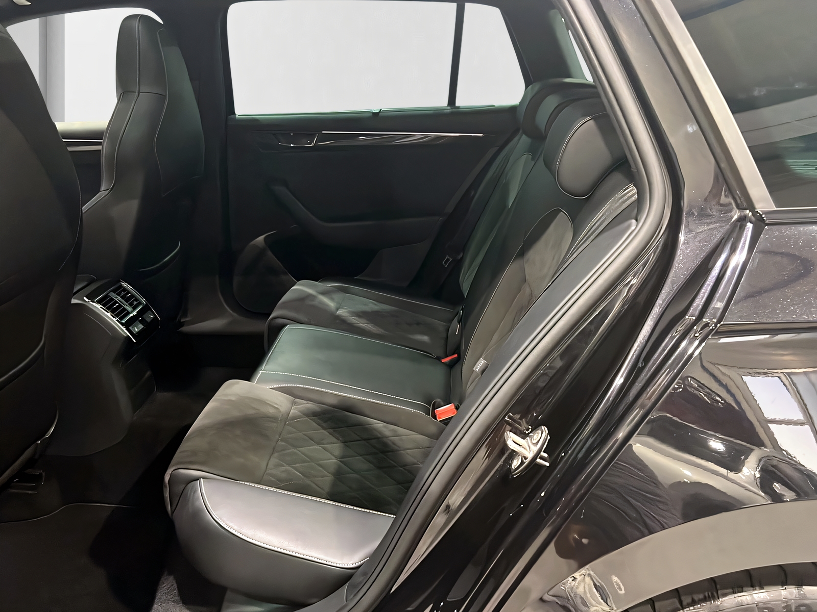 SKODA Superb Combi 2.0 TSI SportLine+ DSG 4x4**StHz,Panodach,AHK,Tempomat ACC,Frisch ab MFK**-image-9