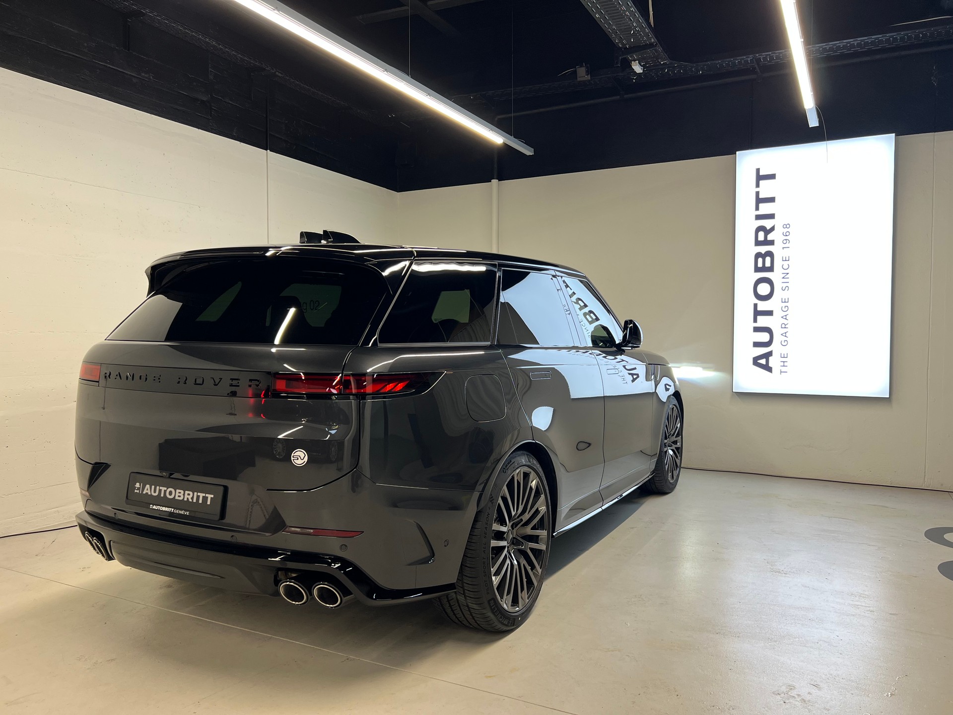 LAND ROVER Range Rover Sport 4.4 V8 SV Carbon-showroom-element-1