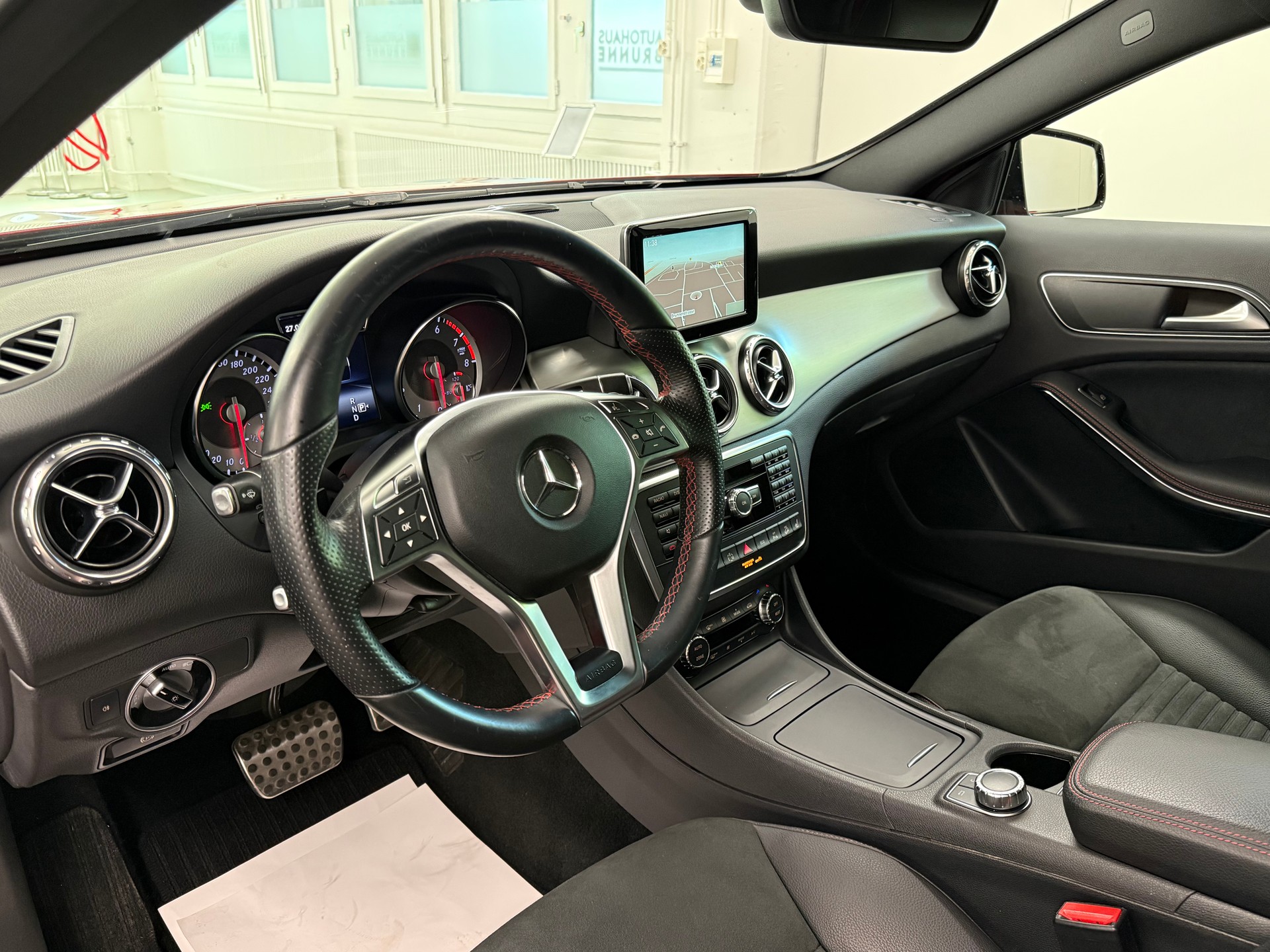 MERCEDES-BENZ GLA 250 AMG Line 4Matic 7G-DCT-image-12