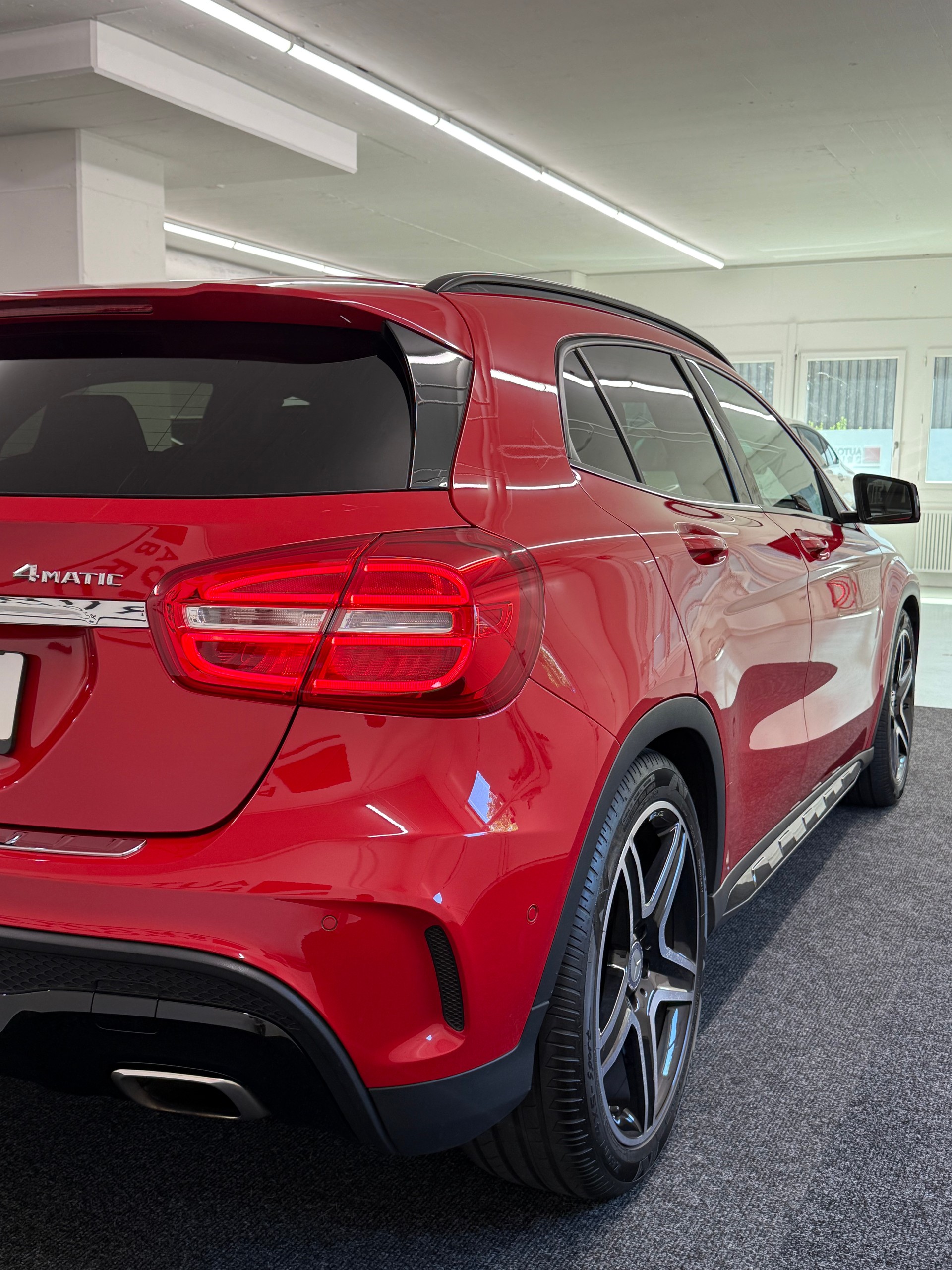 MERCEDES-BENZ GLA 250 AMG Line 4Matic 7G-DCT-image-4