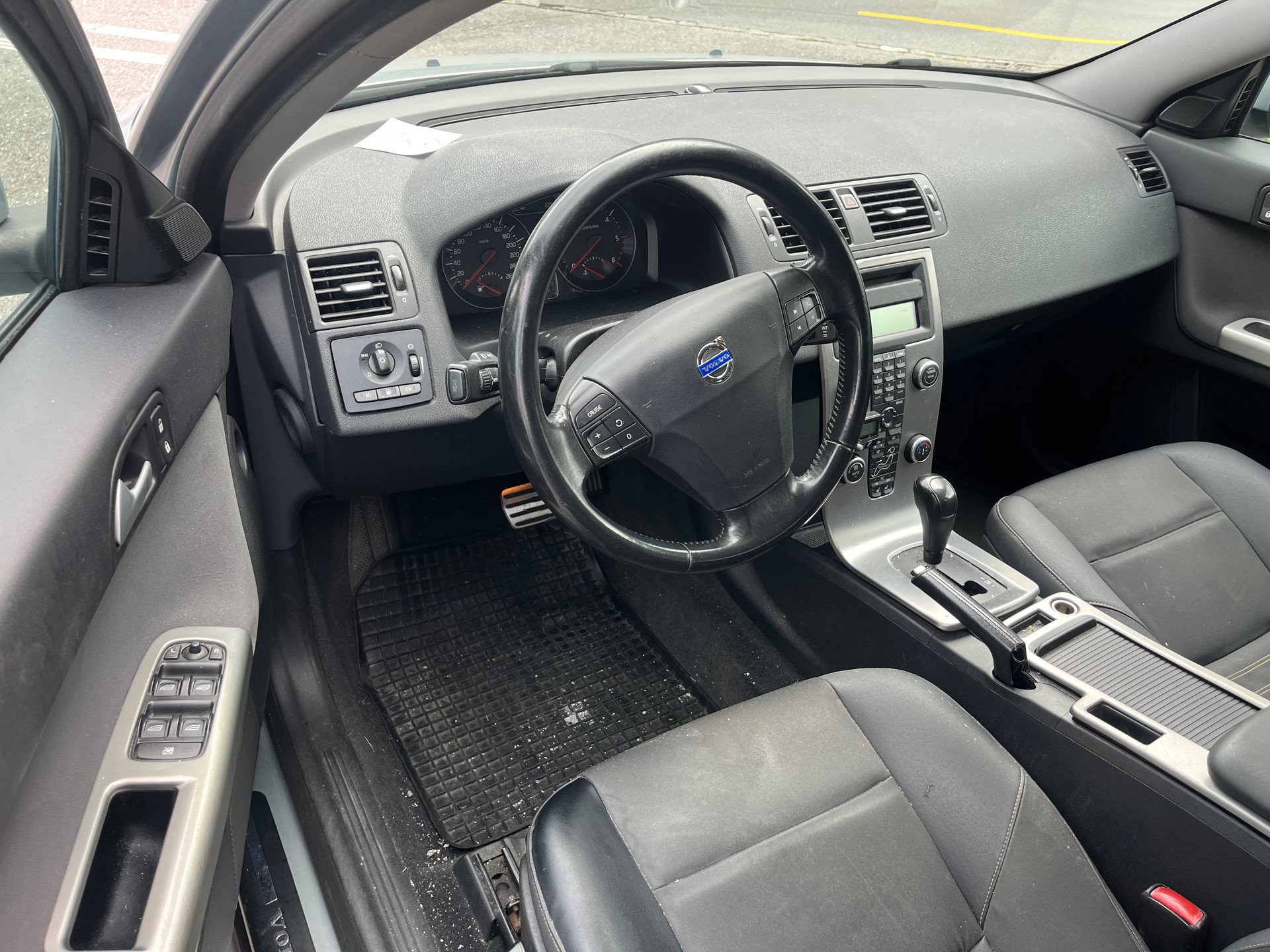 VOLVO V50 D5-image-8