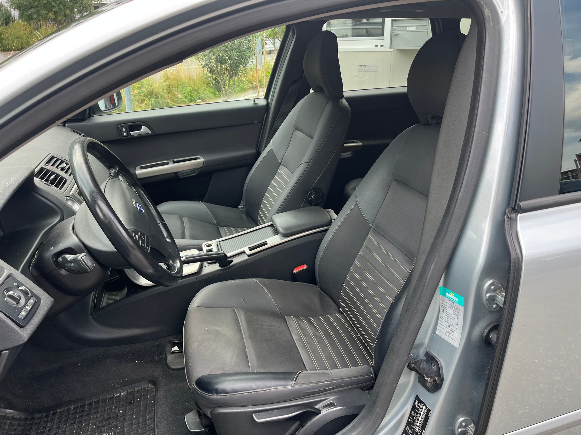VOLVO V50 D5-image-9