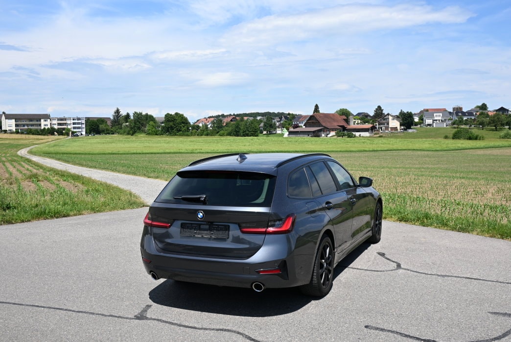 BMW 320d xDrive 48V Touring Steptronic-image-2