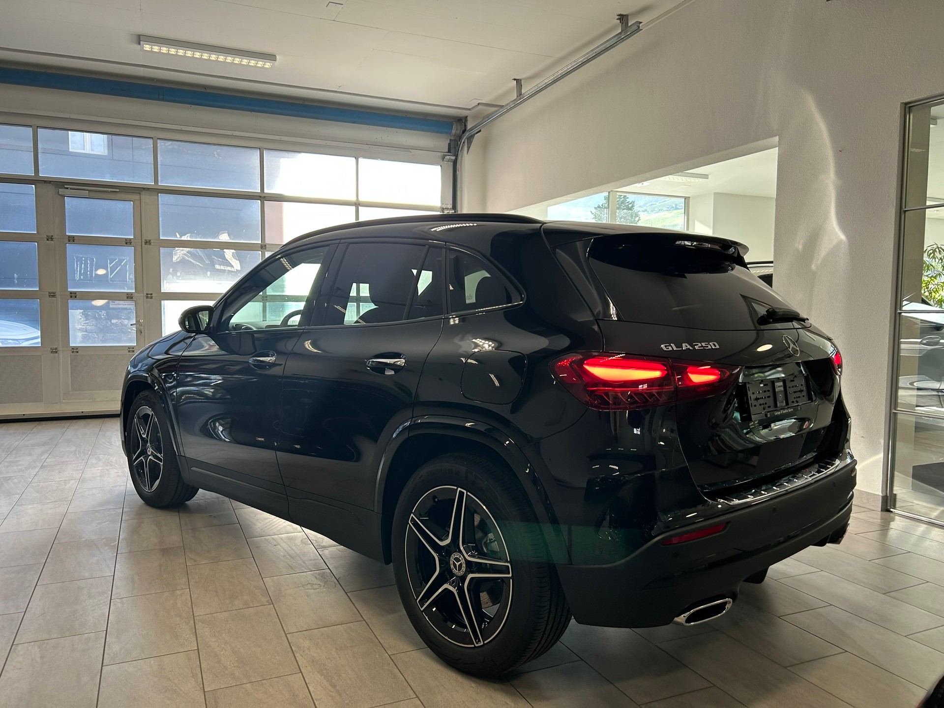 MERCEDES-BENZ GLA 250 4Matic AMG Line 8G-DCT Swiss Star-image-3