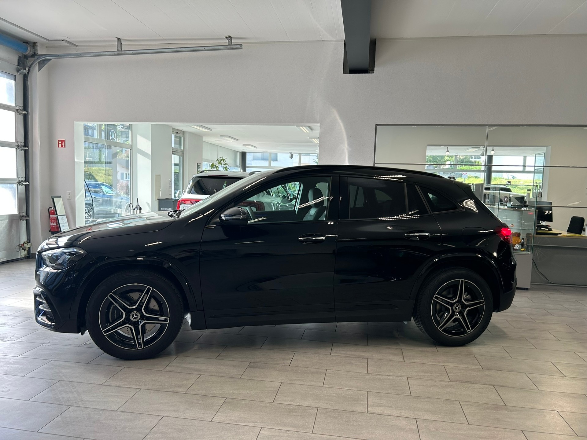 MERCEDES-BENZ GLA 250 4Matic AMG Line 8G-DCT Swiss Star-image-2