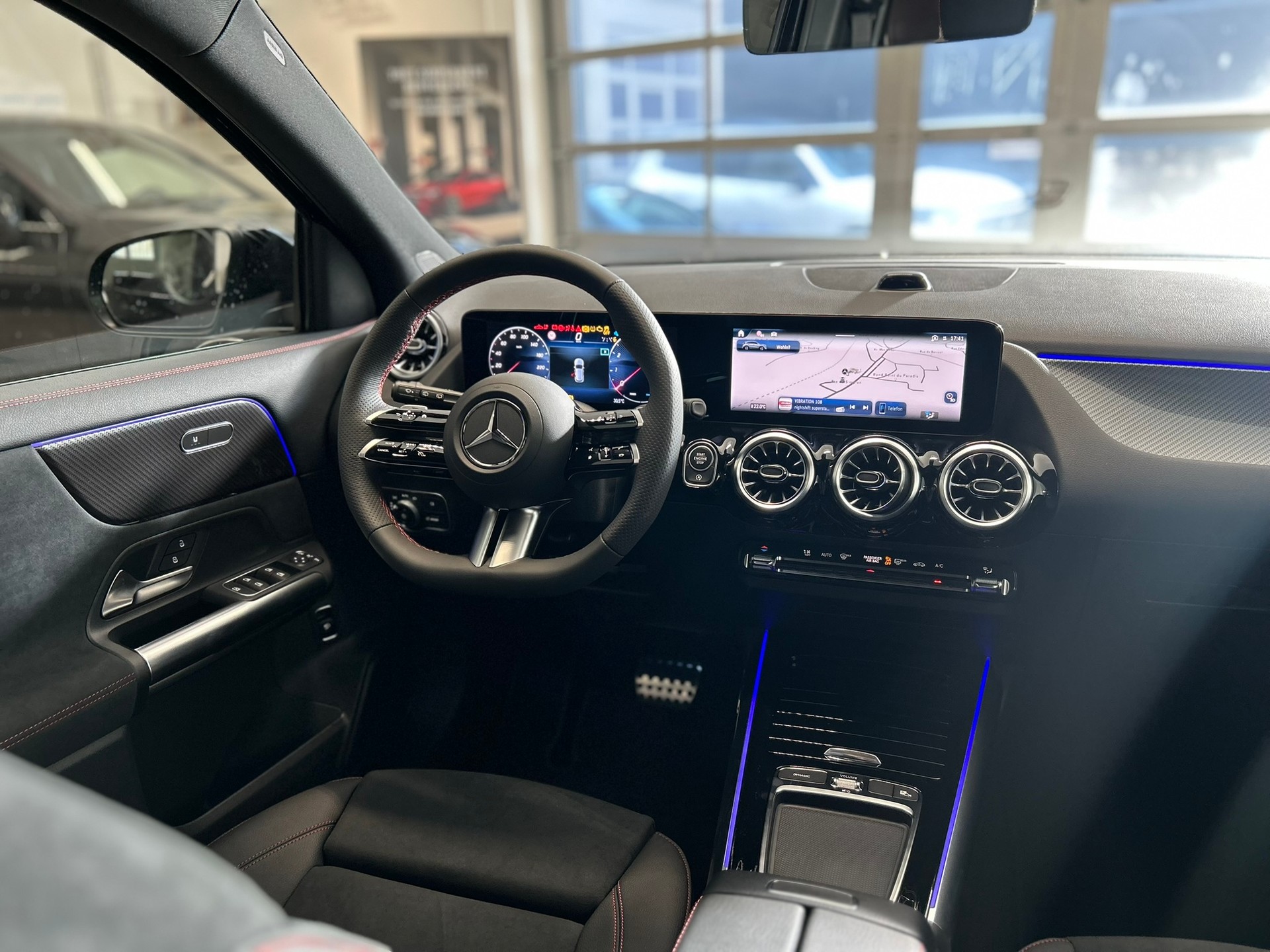 MERCEDES-BENZ GLA 250 4Matic AMG Line 8G-DCT Swiss Star-image-7