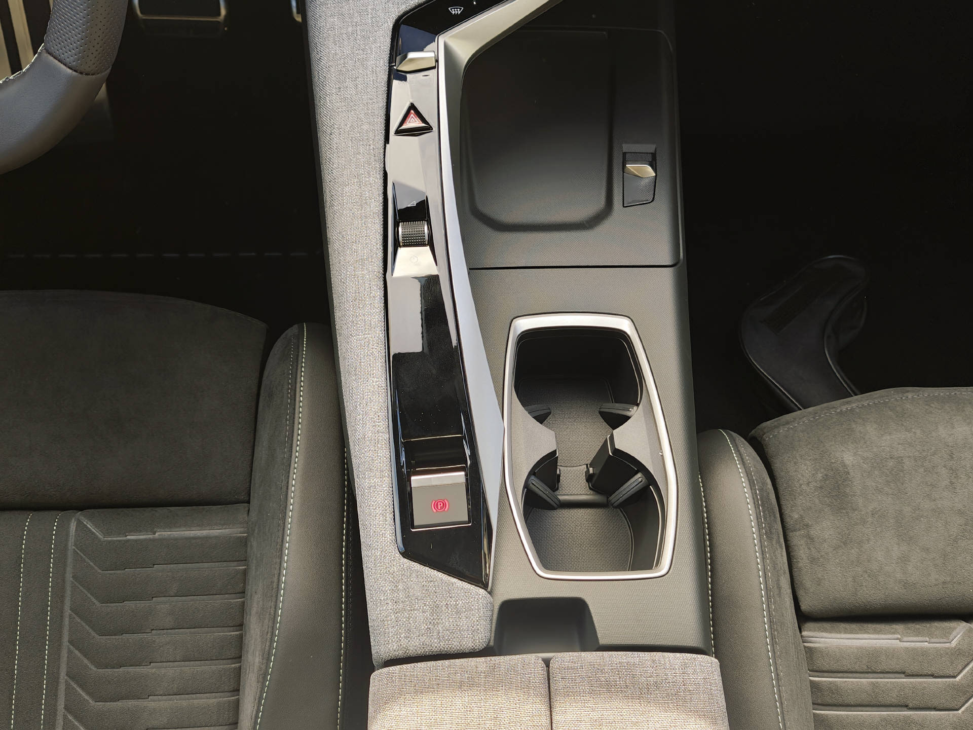 PEUGEOT 3008 1.2 Hybrid GT Exclusive-image-13