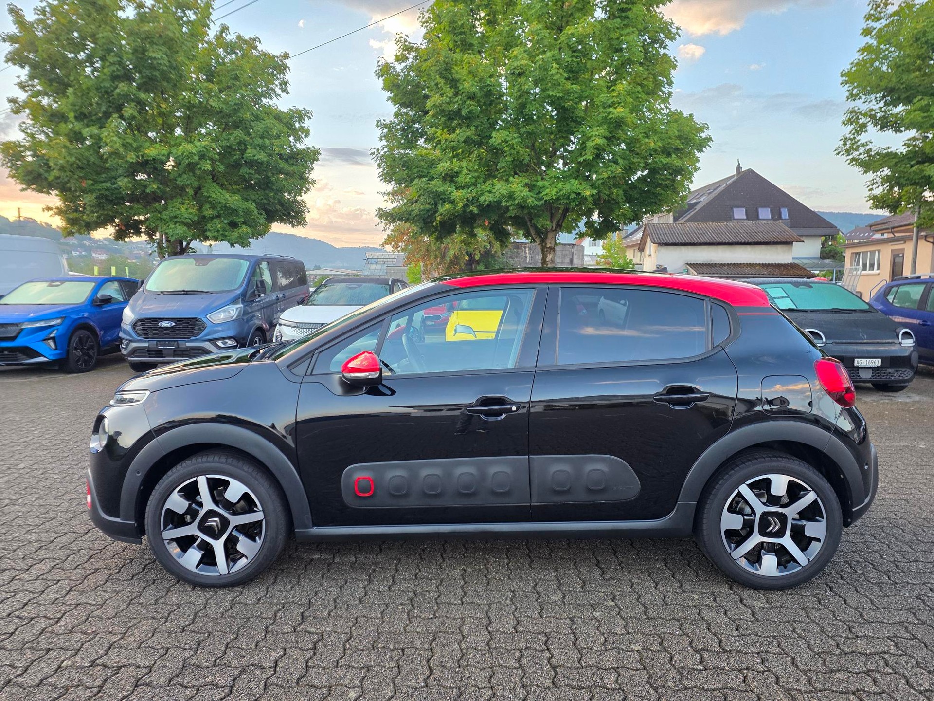 CITROEN C3 1.2 PureTech Shine-image-1