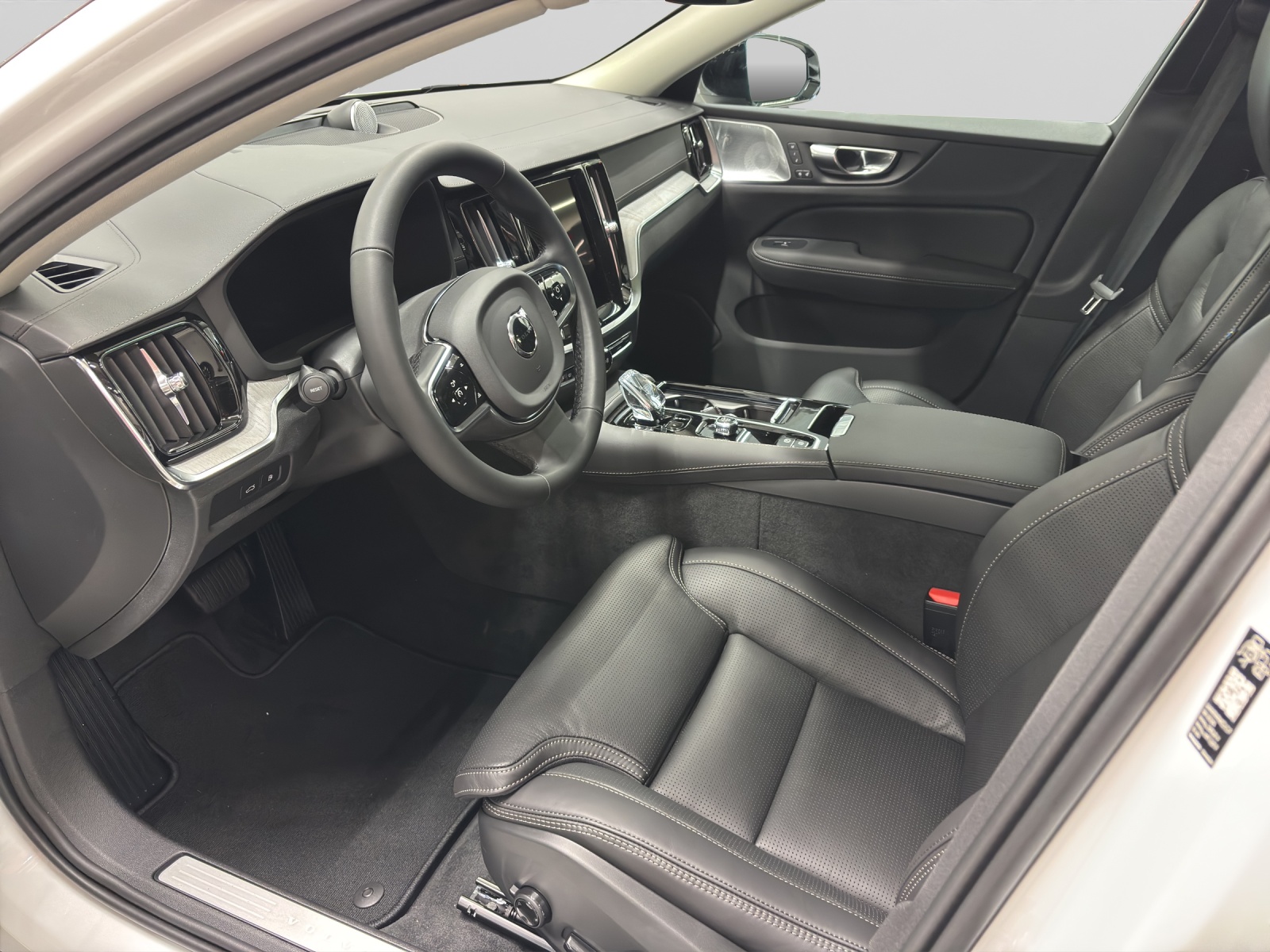 VOLVO V60 2.0 T6 TE Ultra Dark eAWD-showroom-element-3