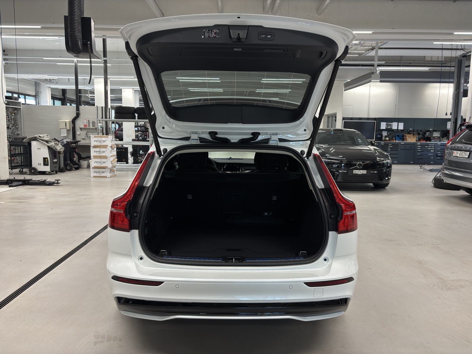 VOLVO V60 2.0 T6 TE Ultra Dark eAWD-image-11