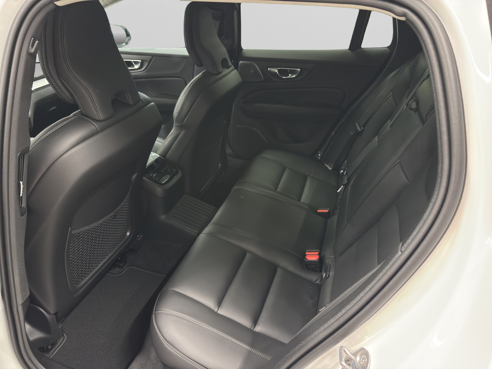 VOLVO V60 2.0 T6 TE Ultra Dark eAWD-image-4