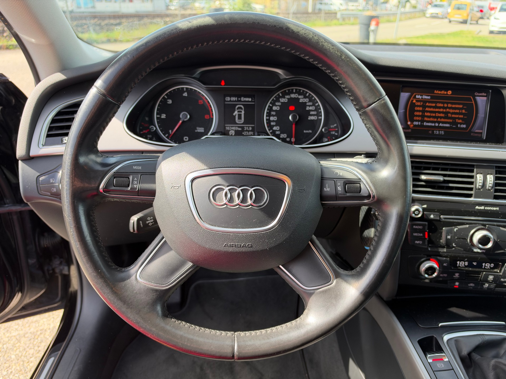 AUDI A4 Avant 2.0 TDI-image-11