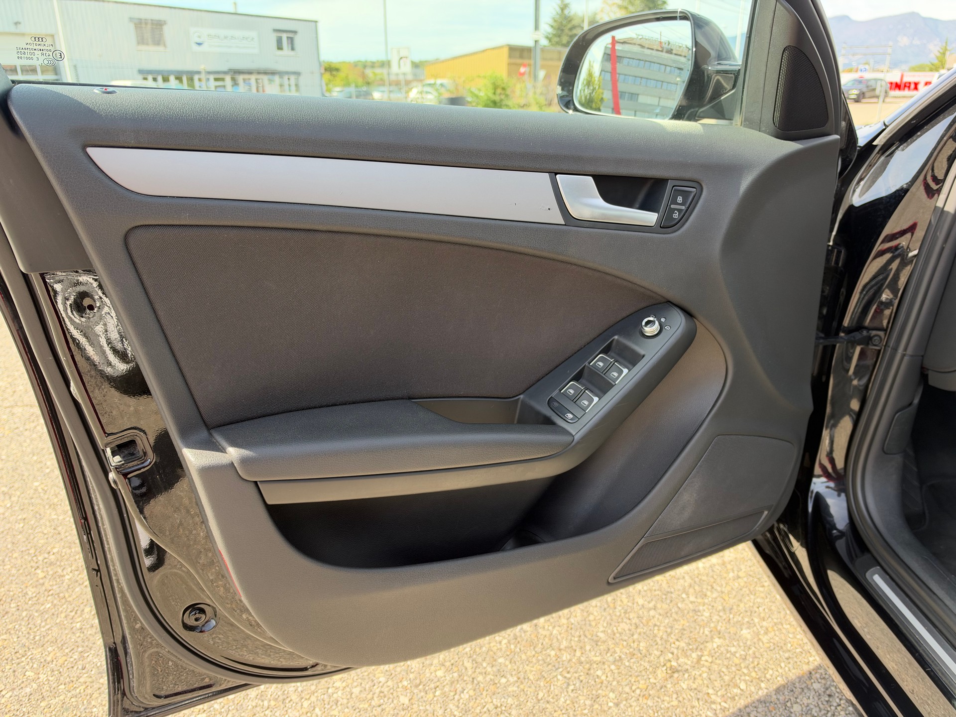 AUDI A4 Avant 2.0 TDI-image-8
