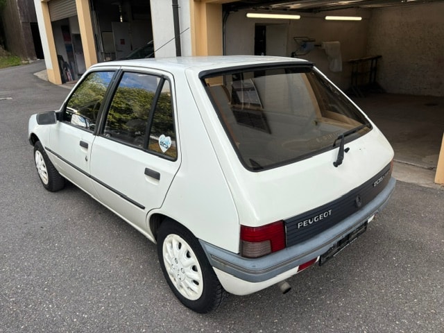 PEUGEOT 205 1.9 Automatic-image-1