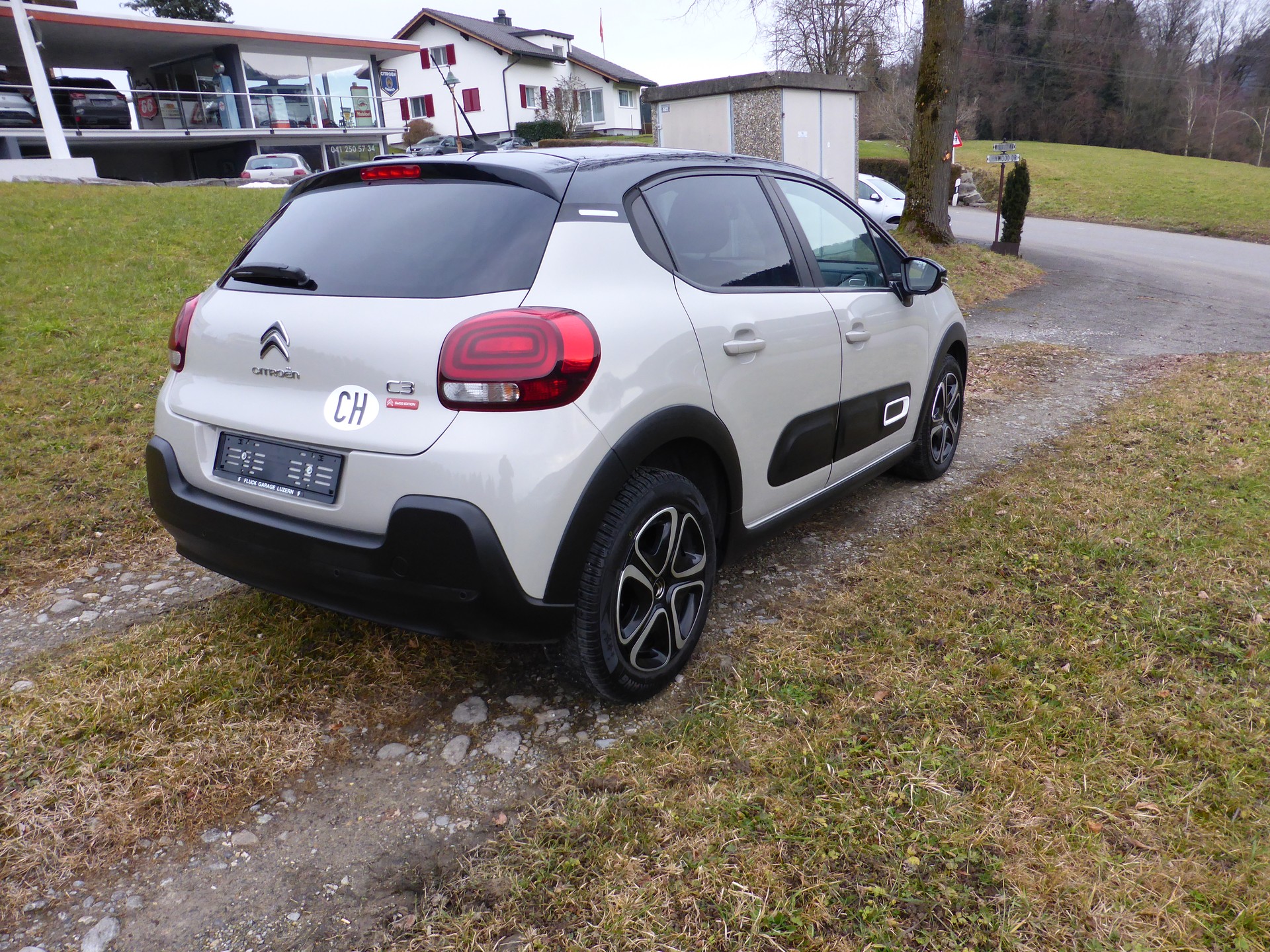 CITROEN C3 1.2i PureTech Swiss Edition-image-1