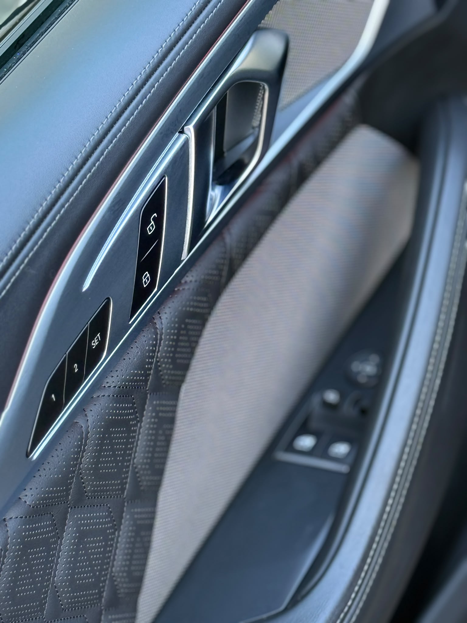BMW M8 Competition xDrive Coupé-image-12