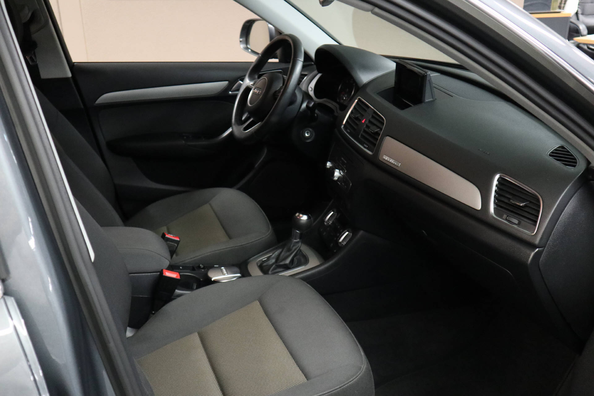 AUDI Q3 2.0 TDI 140 quattro S-Tronic-image-7