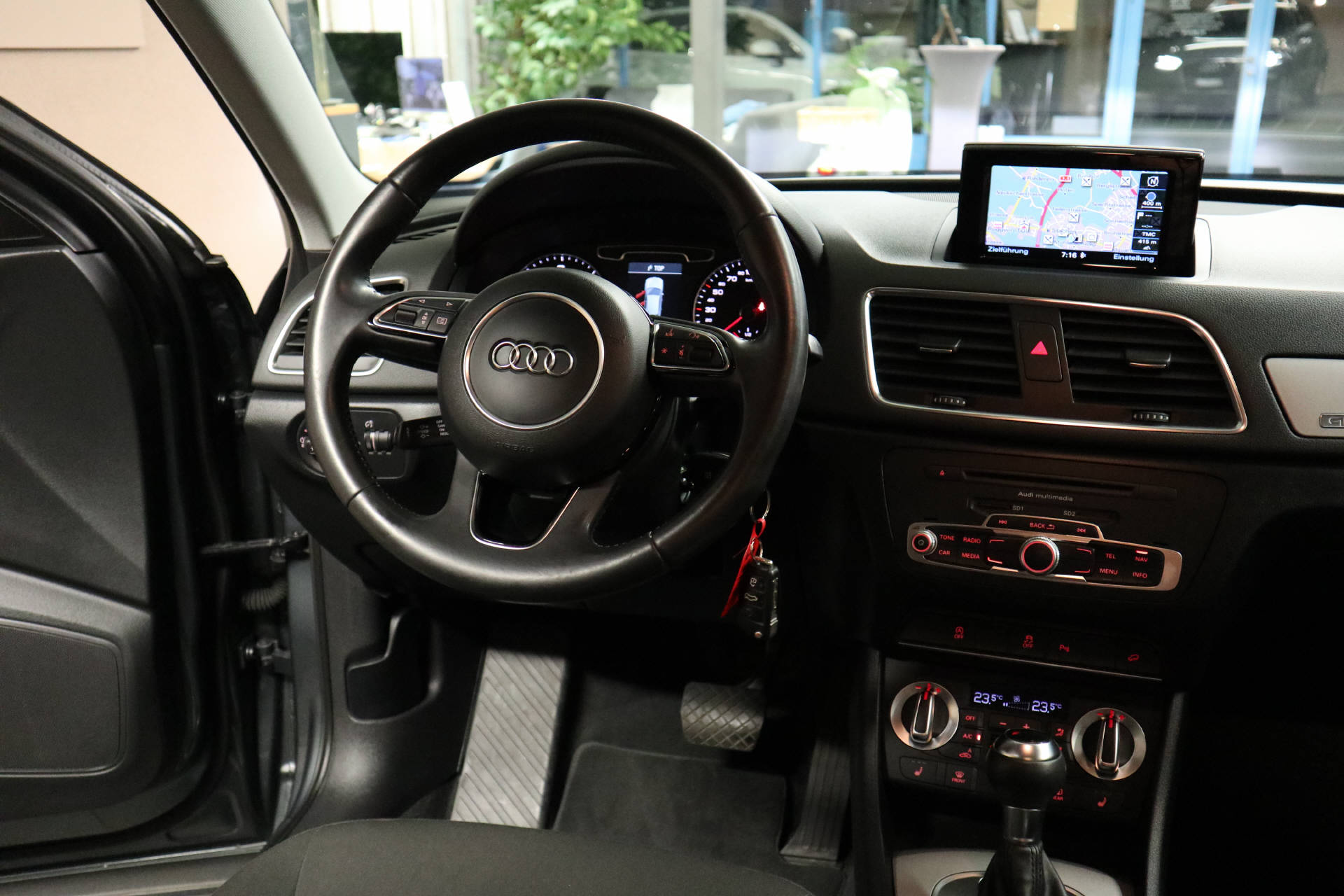 AUDI Q3 2.0 TDI 140 quattro S-Tronic-image-11