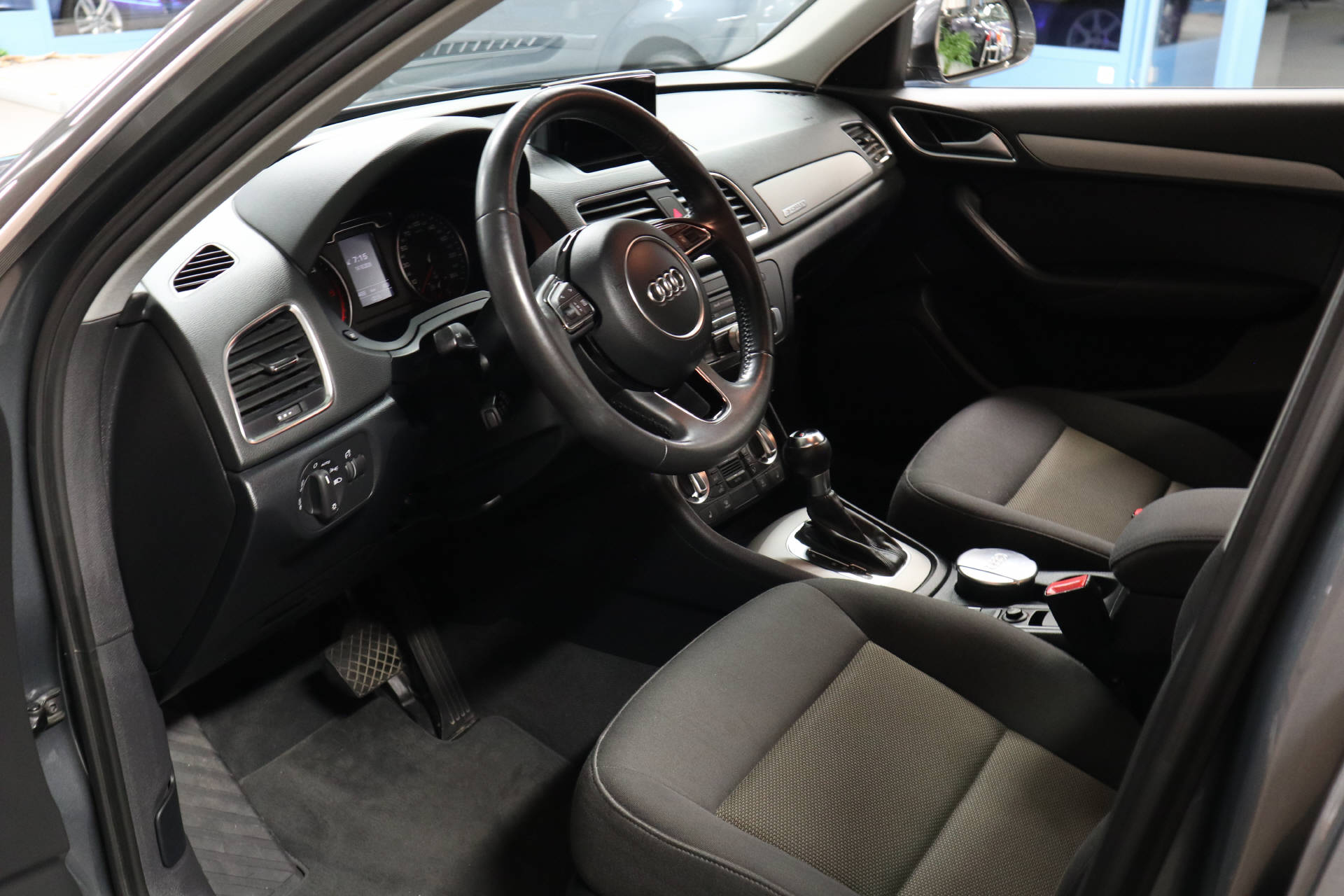 AUDI Q3 2.0 TDI 140 quattro S-Tronic-image-10
