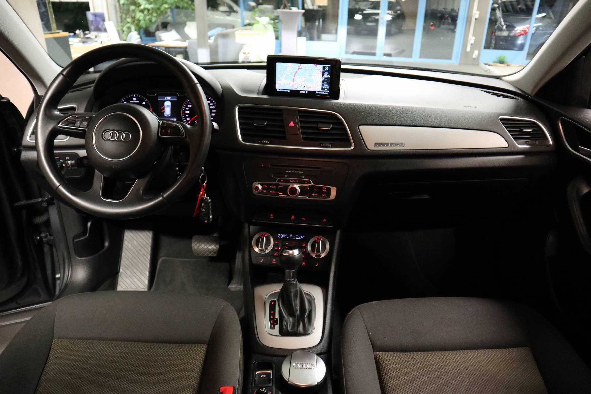 AUDI Q3 2.0 TDI 140 quattro S-Tronic-image-12
