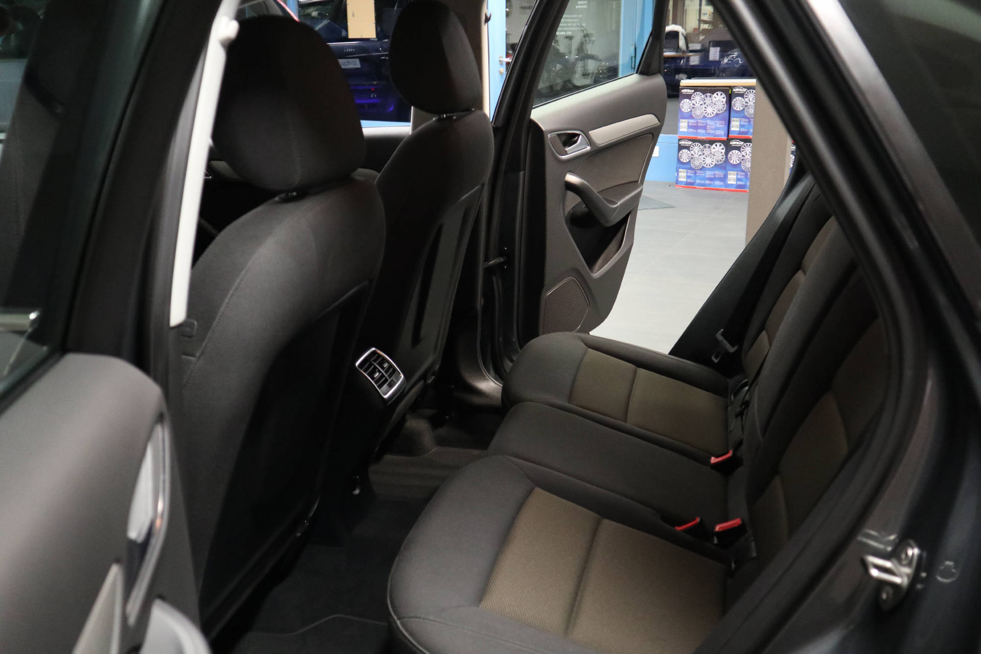 AUDI Q3 2.0 TDI 140 quattro S-Tronic-image-9