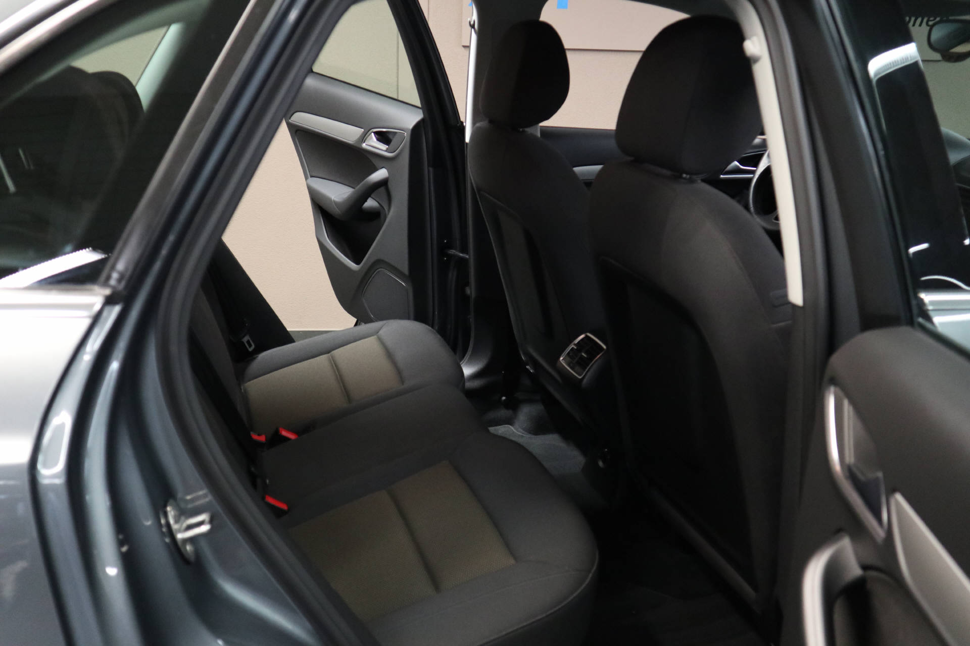 AUDI Q3 2.0 TDI 140 quattro S-Tronic-image-8