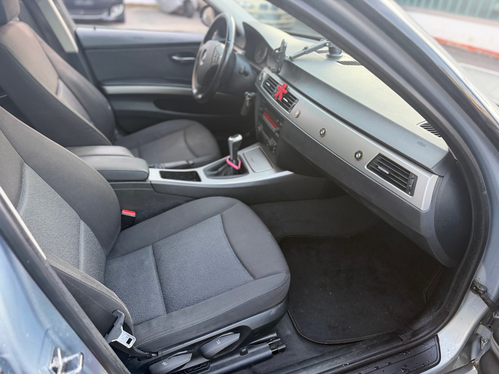 BMW 320i Touring-image-8