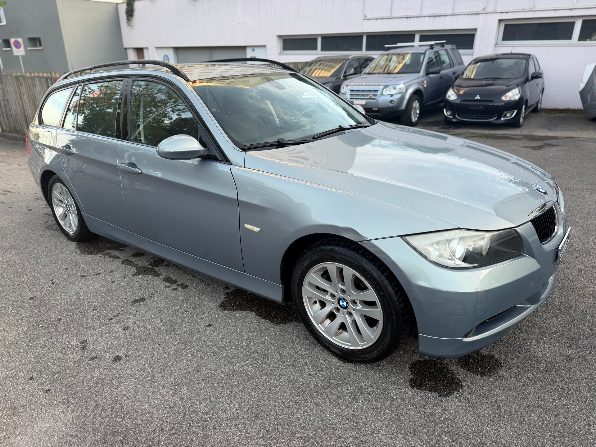 BMW 320i Touring-image-1