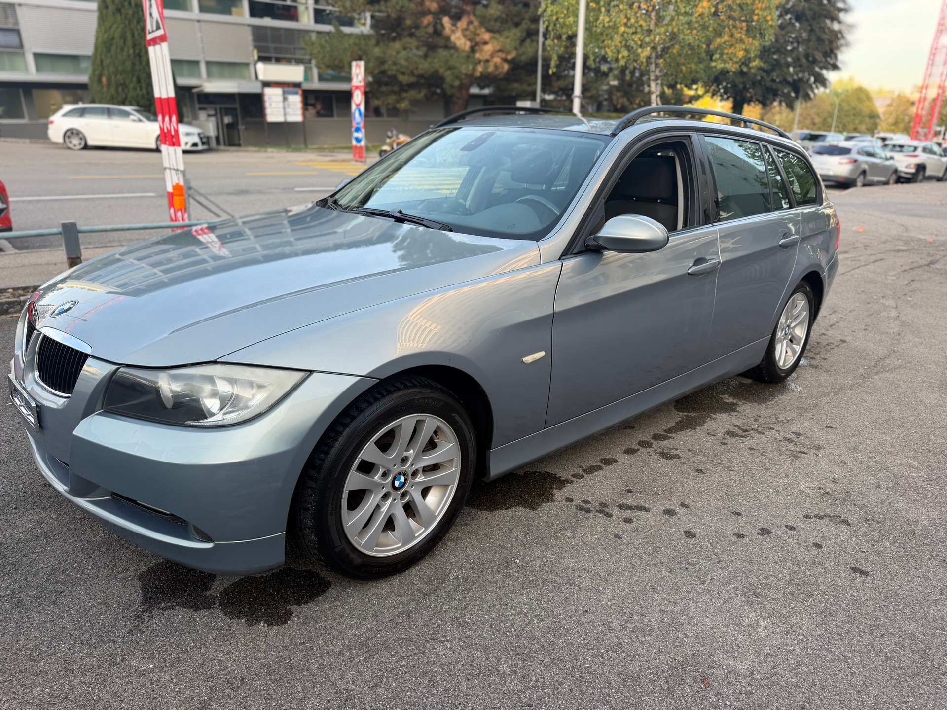 BMW 320i Touring-image-9