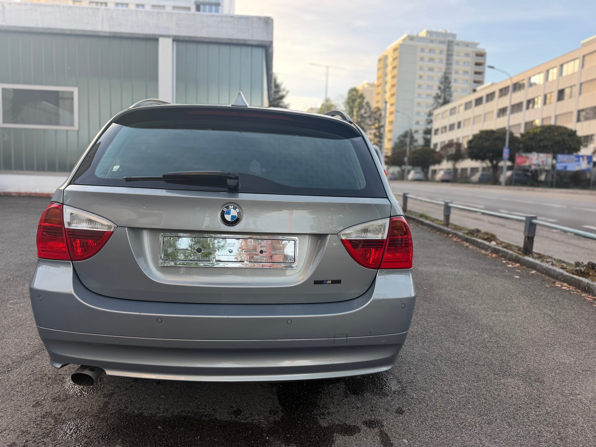 BMW 320i Touring-image-2