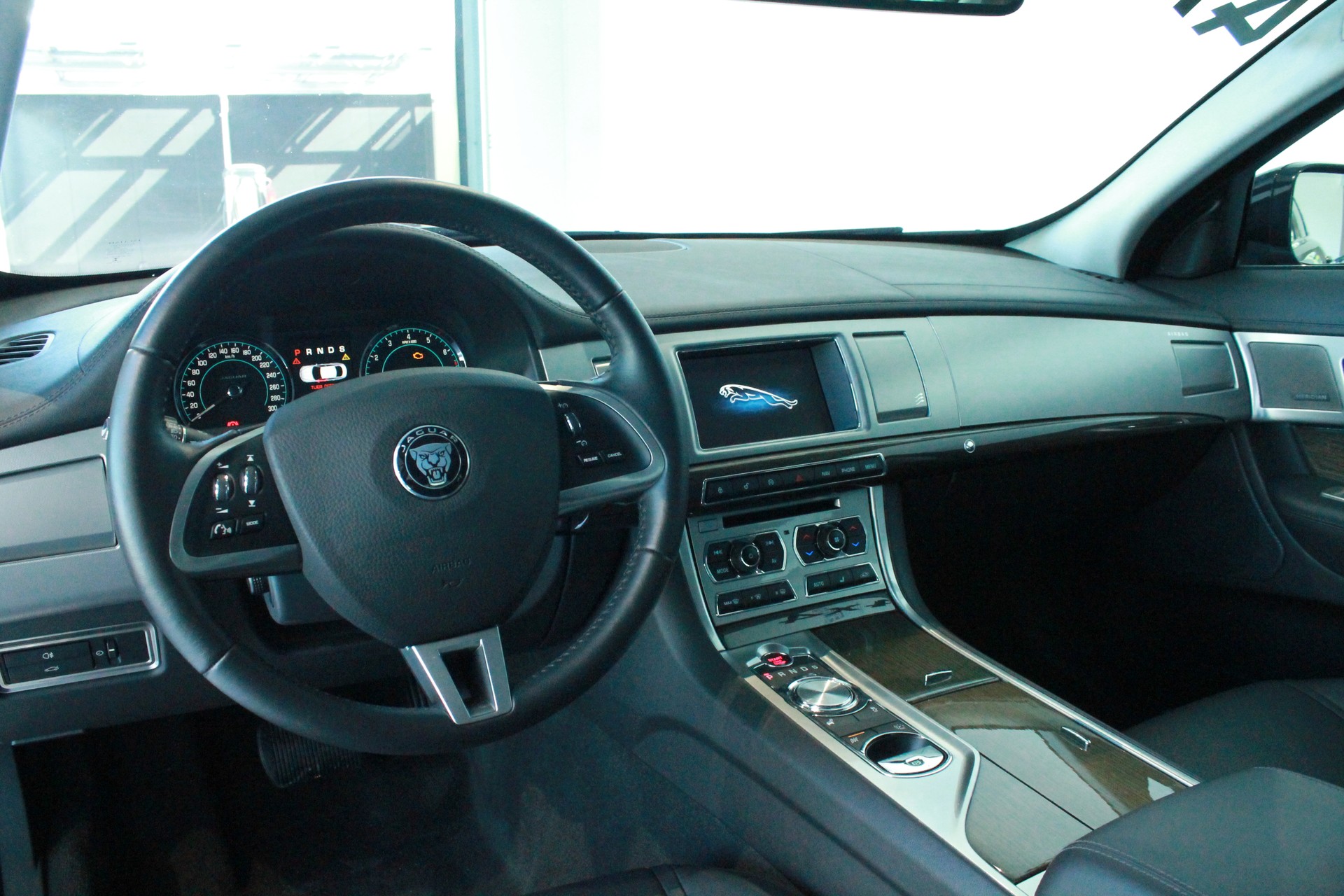 JAGUAR XF 3.0 V6 S/C Premium Luxury 4x4-showroom-element-3