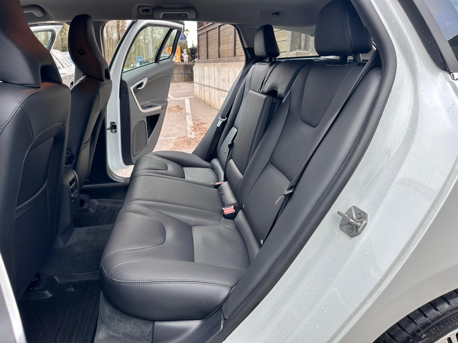 VOLVO V60 D4 AWD Summum Geartronic-image-11