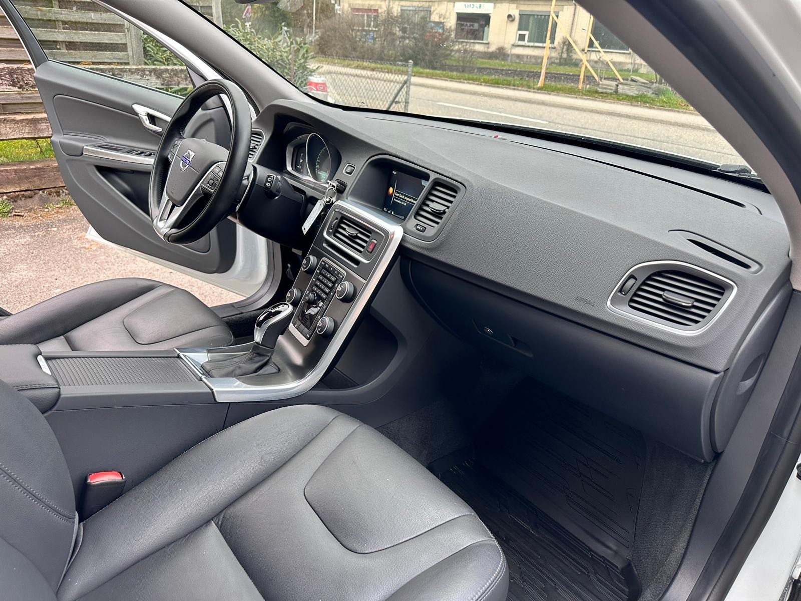 VOLVO V60 D4 AWD Summum Geartronic-image-10