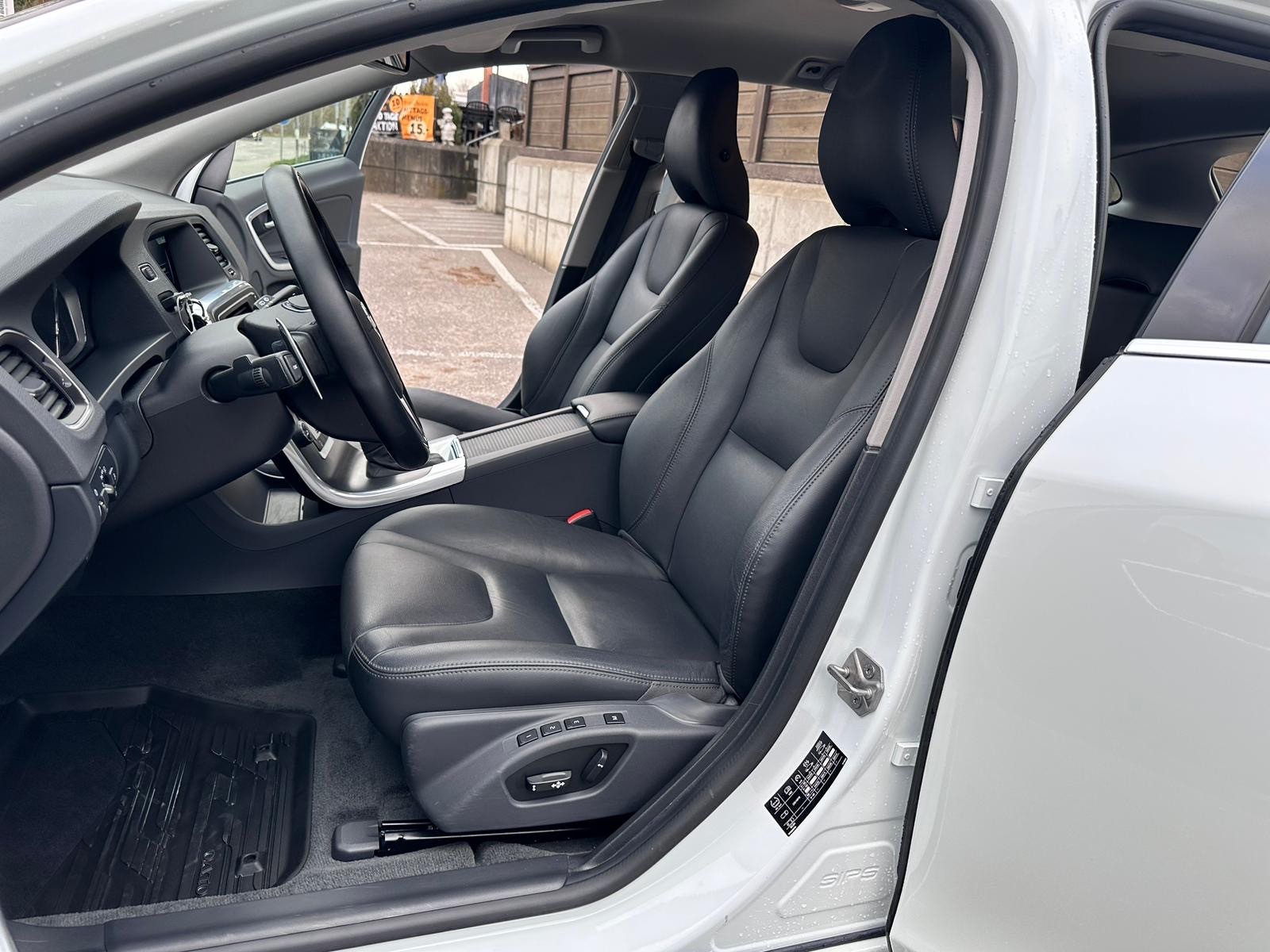 VOLVO V60 D4 AWD Summum Geartronic-image-8