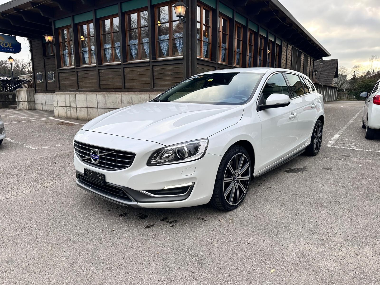 VOLVO V60 D4 AWD Summum Geartronic-image-1