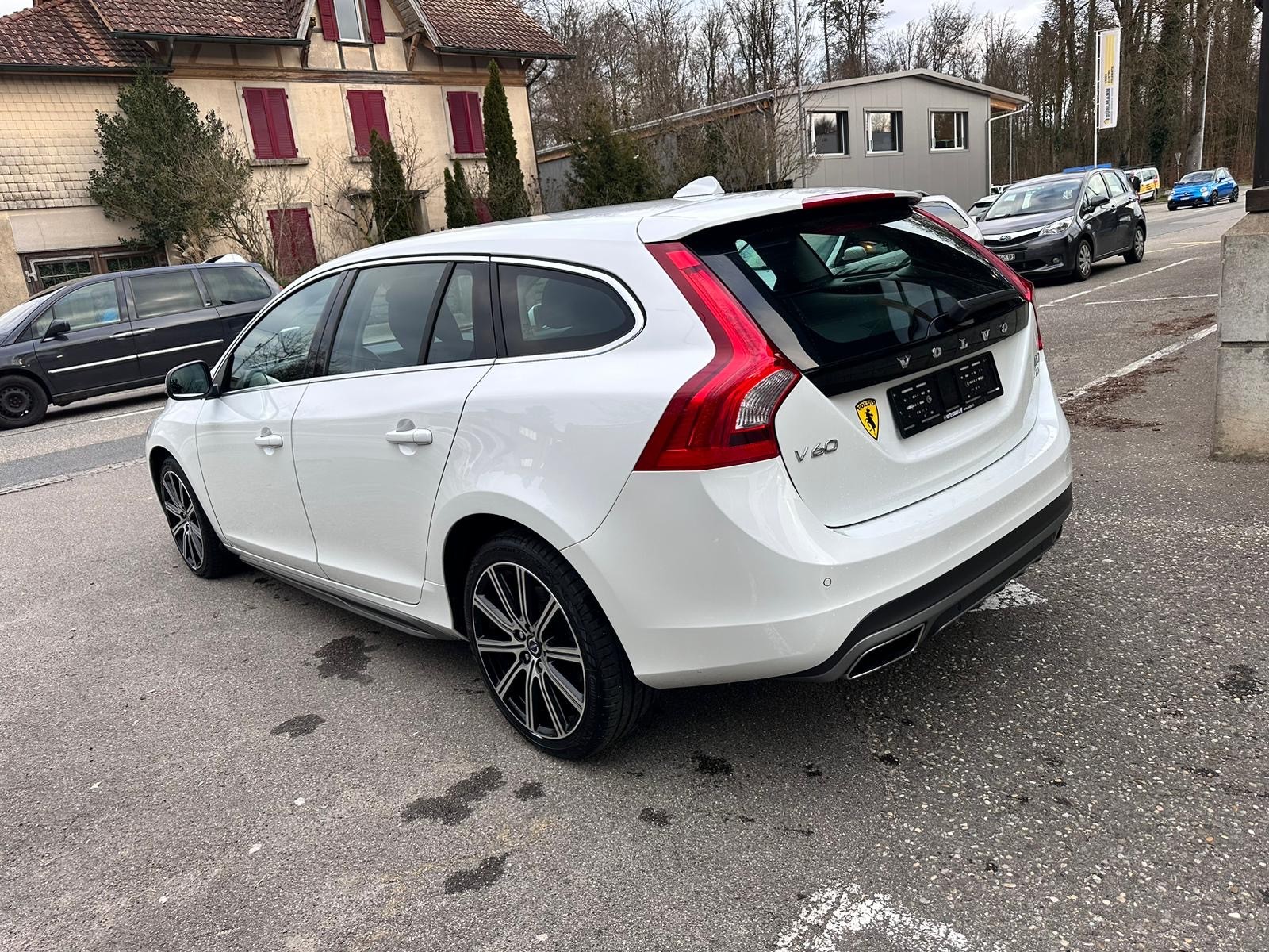 VOLVO V60 D4 AWD Summum Geartronic-image-3
