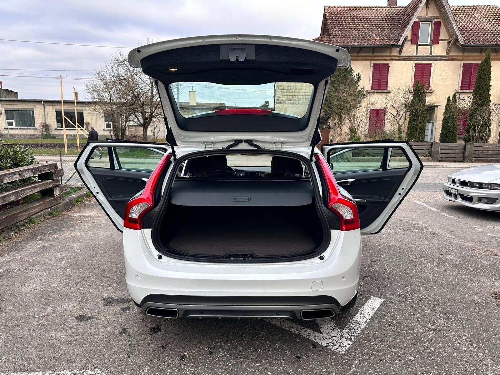 VOLVO V60 D4 AWD Summum Geartronic-image-6