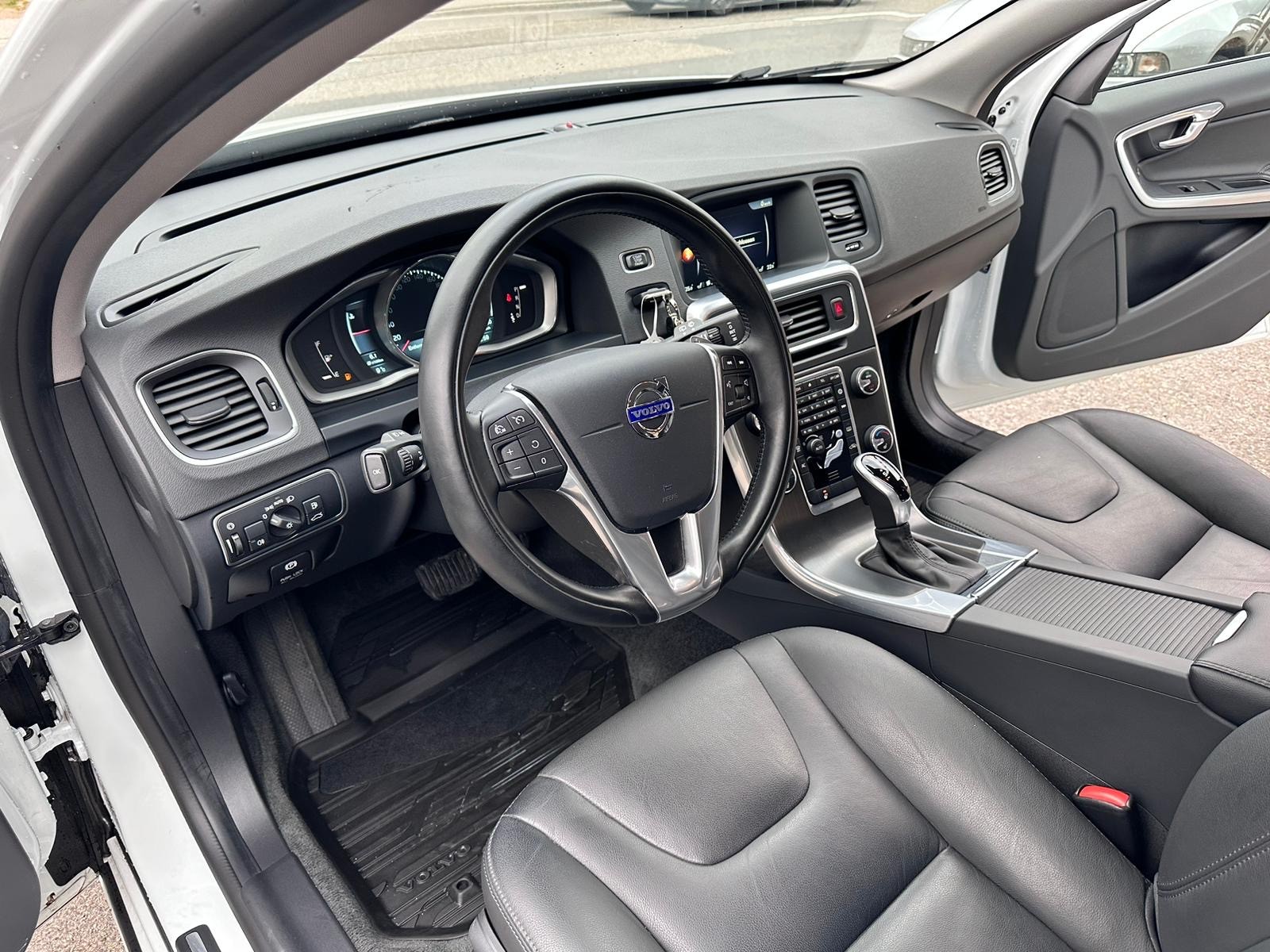 VOLVO V60 D4 AWD Summum Geartronic-image-9