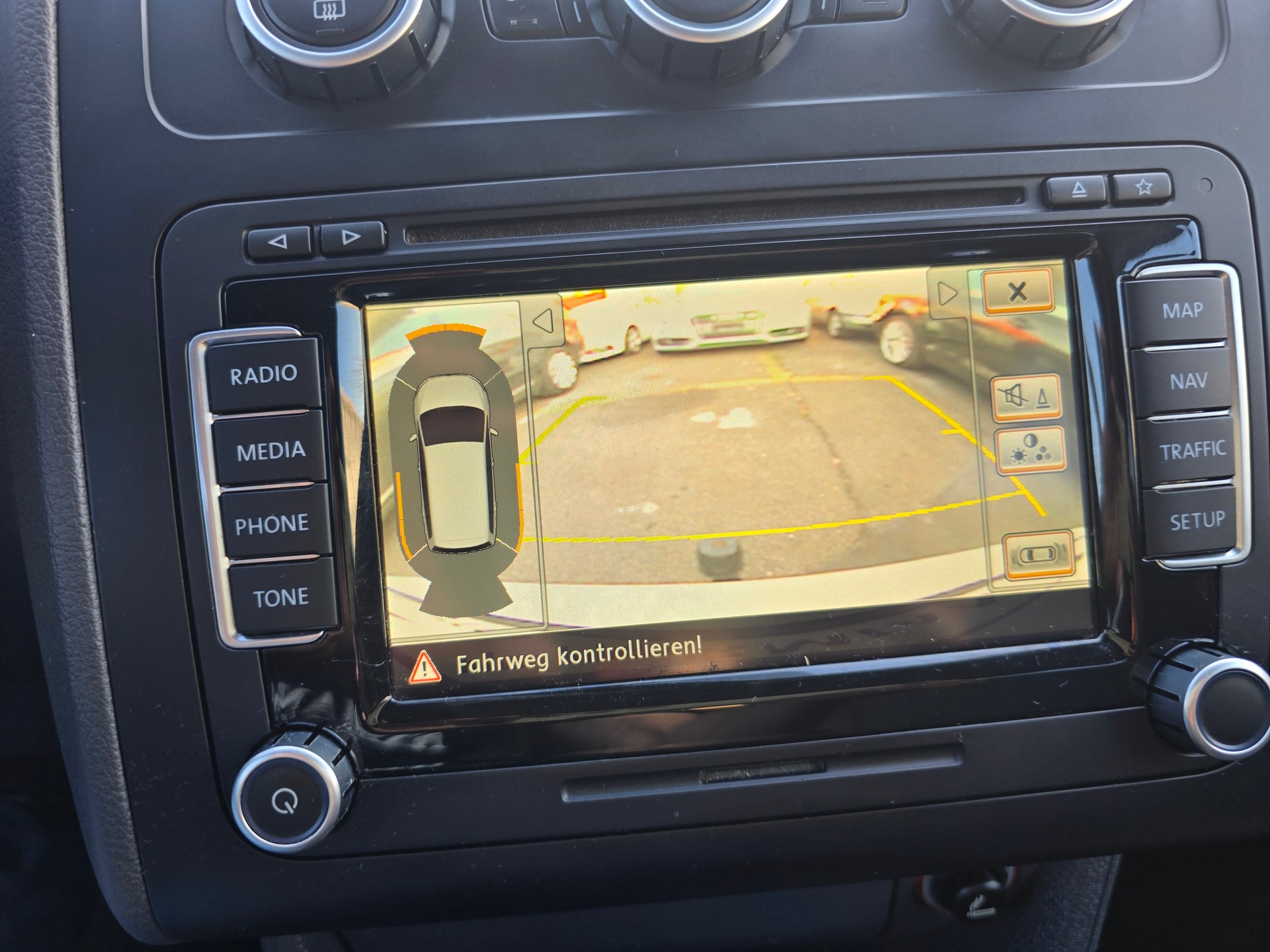 VW Touran 1.6 TDI Highline-image-23