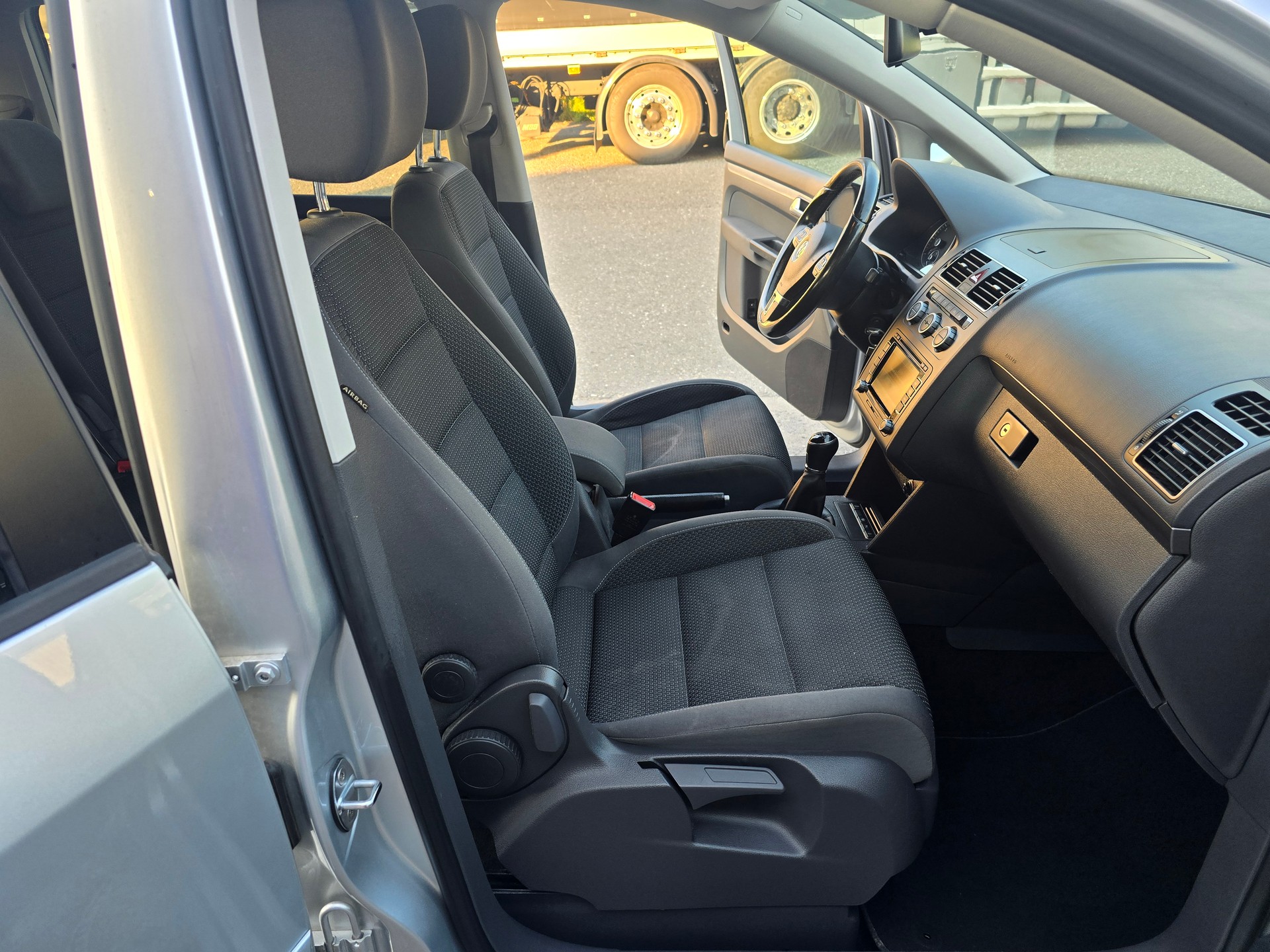 VW Touran 1.6 TDI Highline-image-13