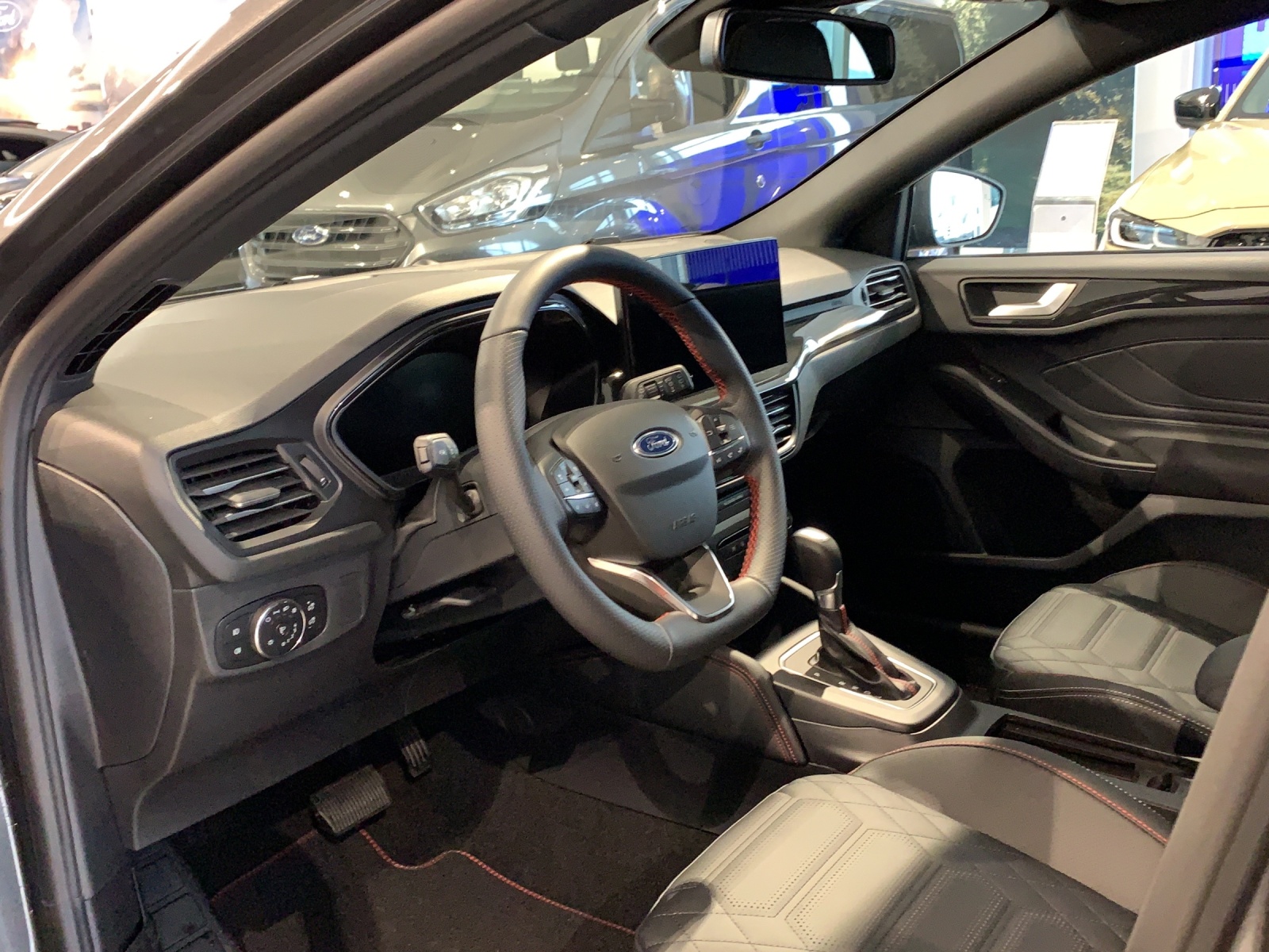 FORD Focus 1.0i EcoB Hybrid 155 ST-Line X-image-4