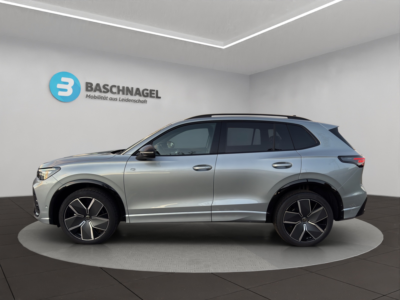 VW Tiguan 2.0 TSI DSG R-Line 4Motion-image-1