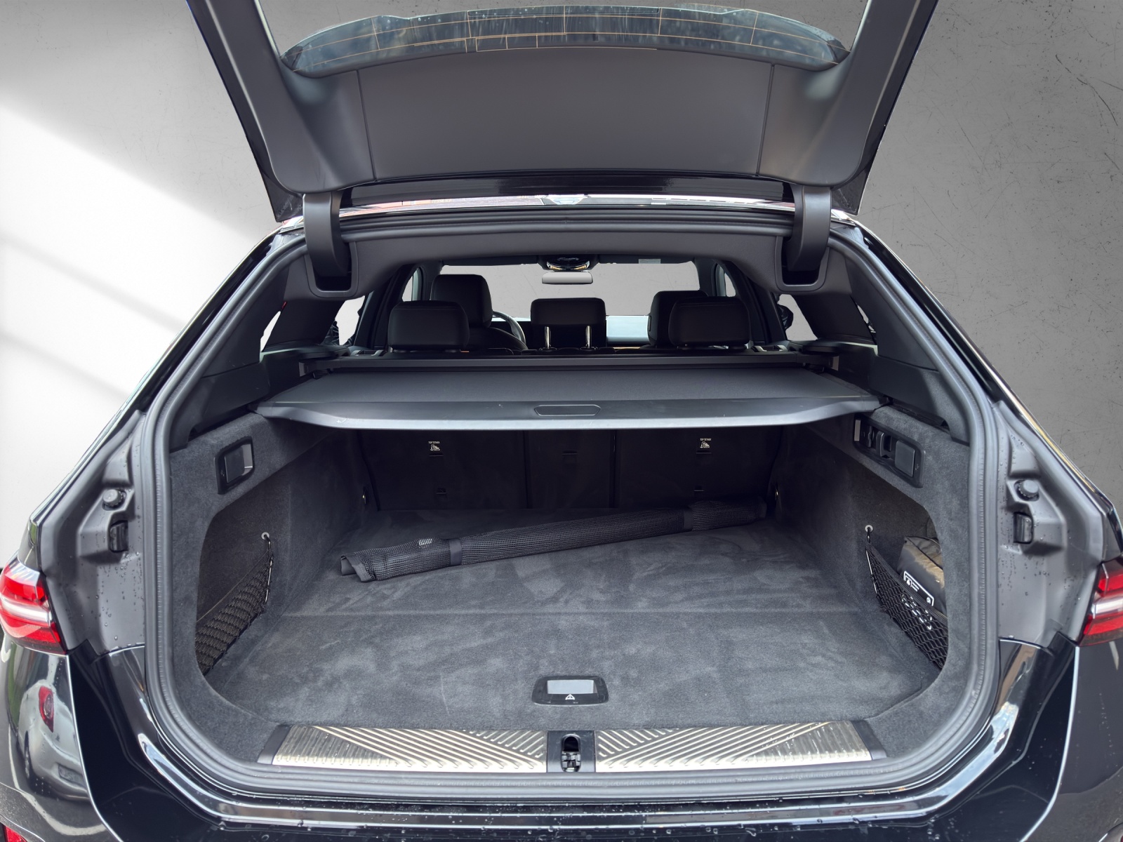 BMW 530e xDrive M Sport Steptronic-image-18