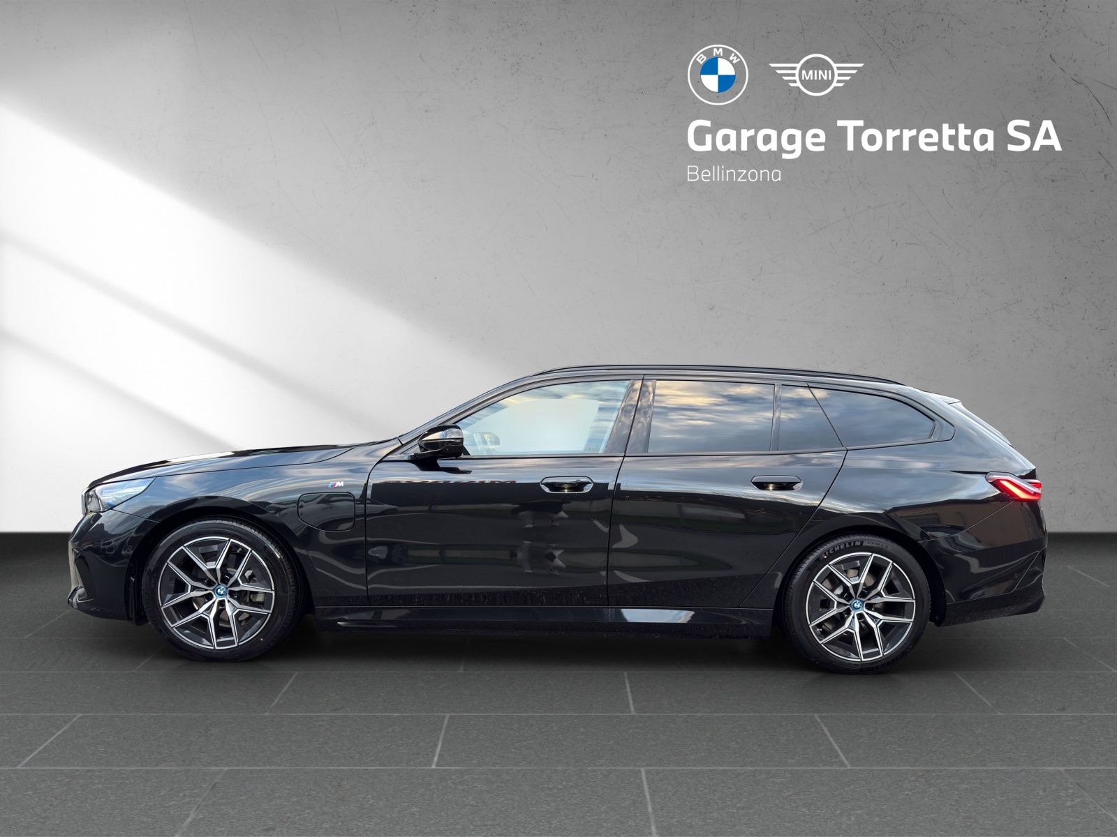 BMW 530e xDrive M Sport Steptronic-image-2