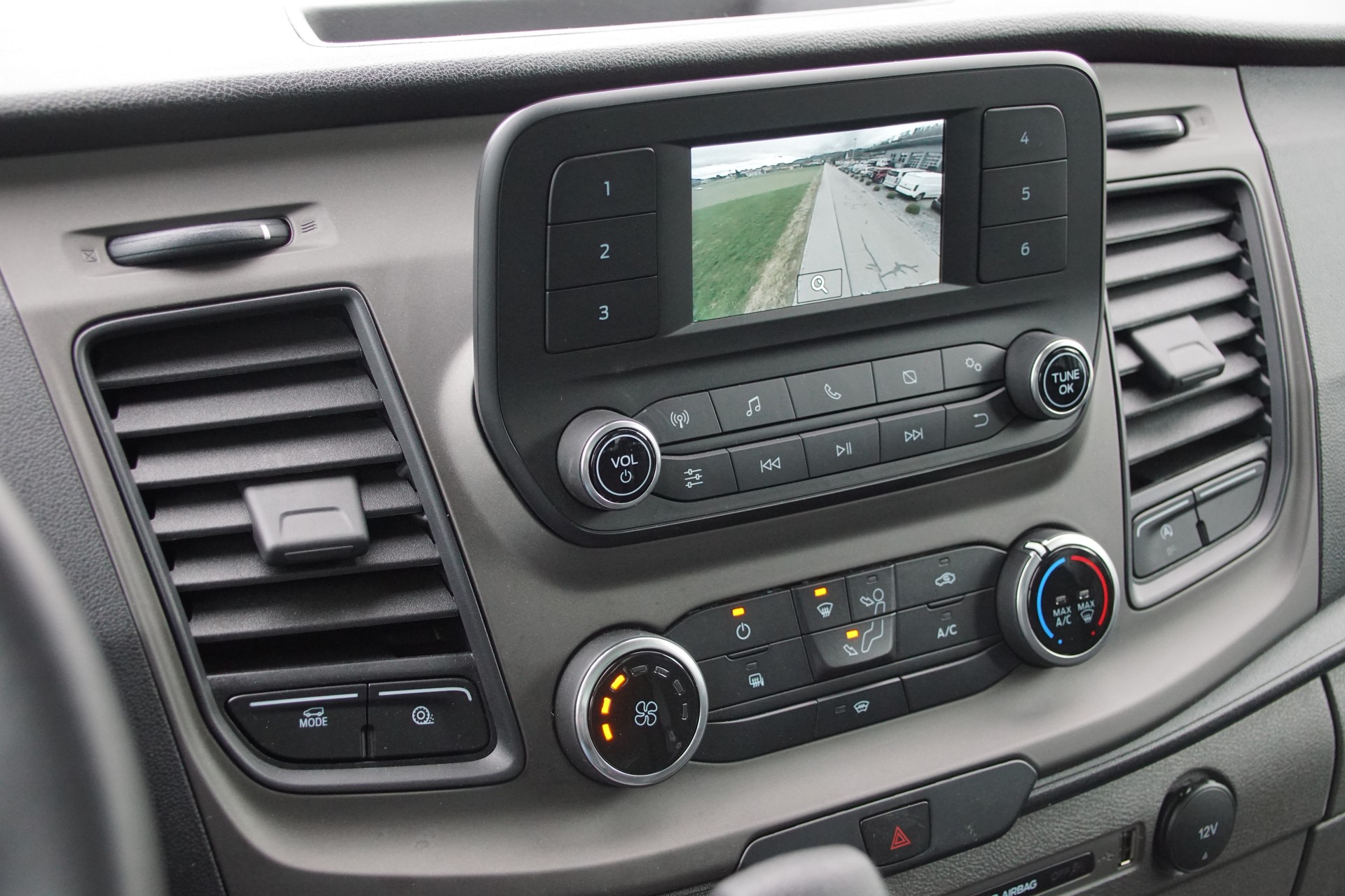 FORD Transit 350 L4 Trend 2.0 TDCi FWD Koffer mit Hebebühne-image-9